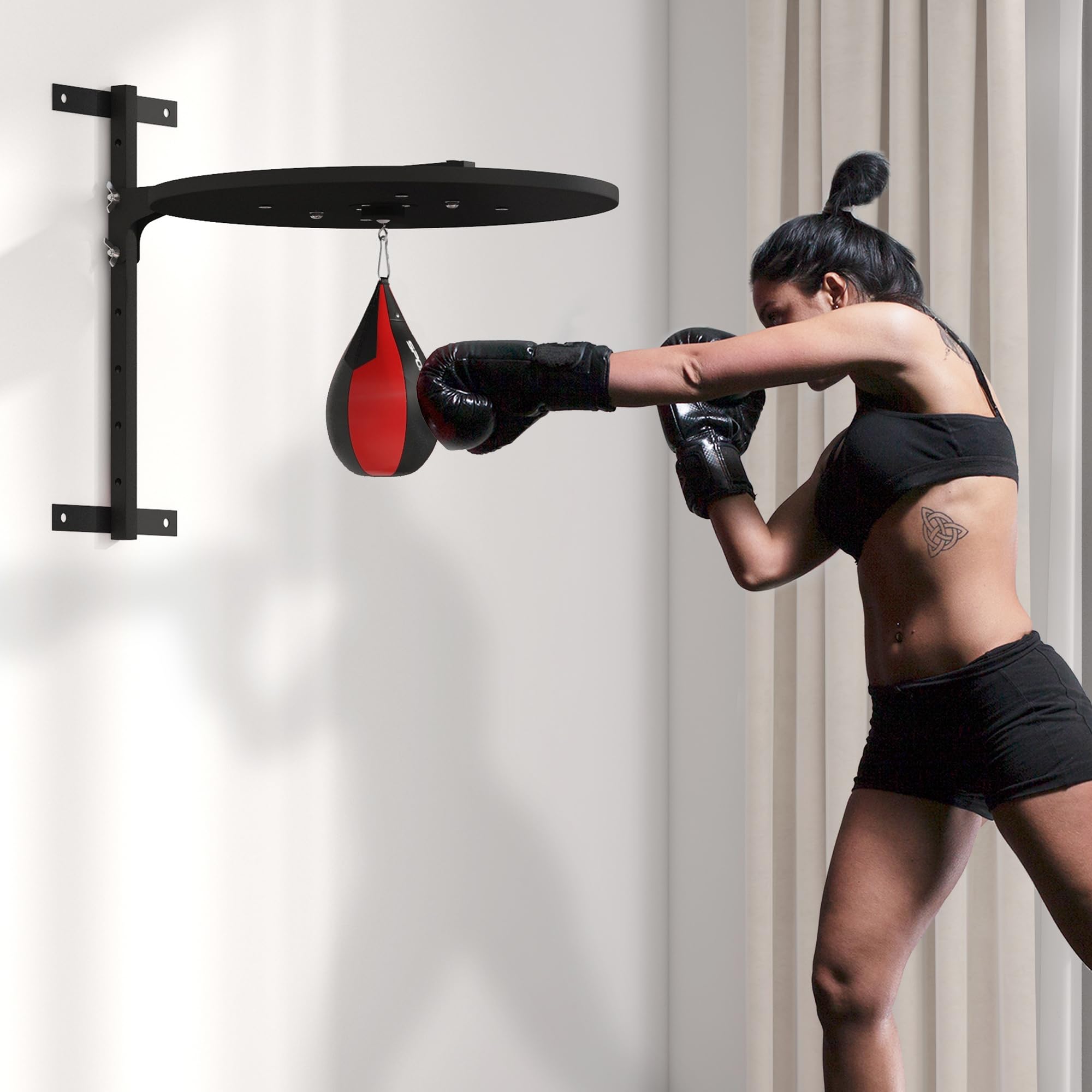 SPORTNOW Plateforme Murale avec Poire de Vitesse, Sac de Frappe, pour entraînement de Boxe, pivotant à 360° Hauteur Ajustable, Noir et Rouge