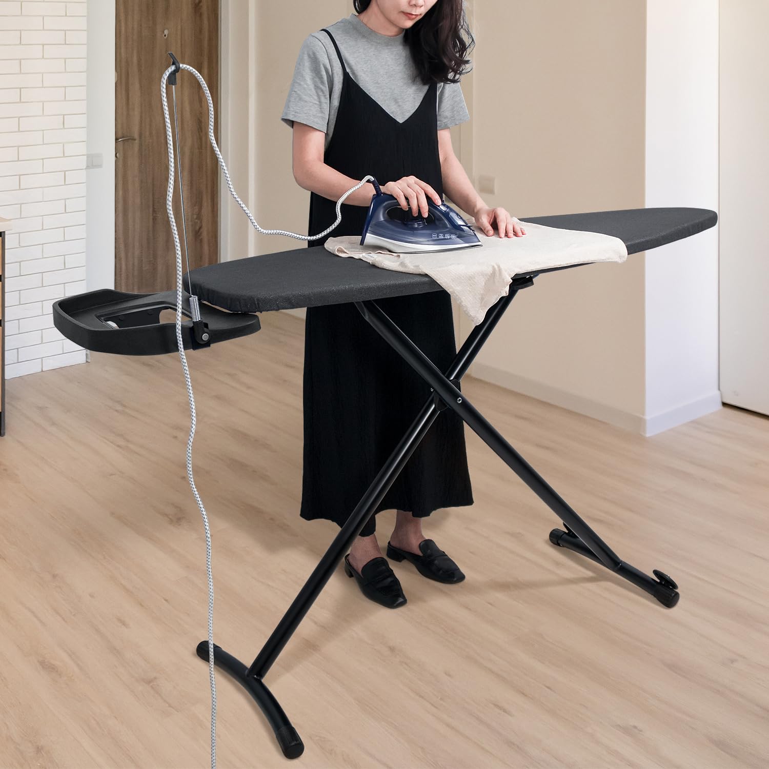 Duwee Extra Large Bügelbrett mit Rollen, Extra breites Bügelbrett für Dampfstationen, robuste und klappbare Beine, 10 mm Fellenauflage, schwarz, 122 x 46 cm