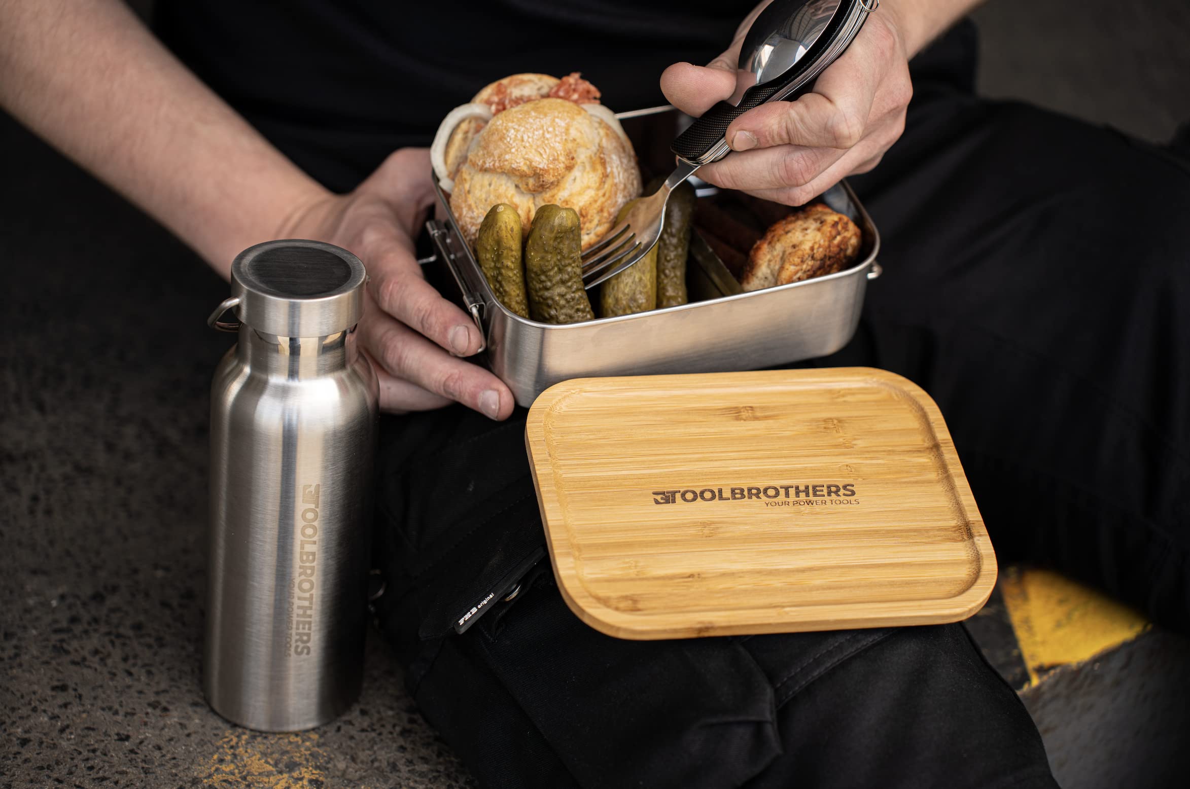 Toolbrothers Paquete de almuerzo con fiambrera de acero inoxidable con compartimentos separadores y tapa de acero inoxidable de 1200 ml + botella de acero inoxidable de 500 ml + cubiertos