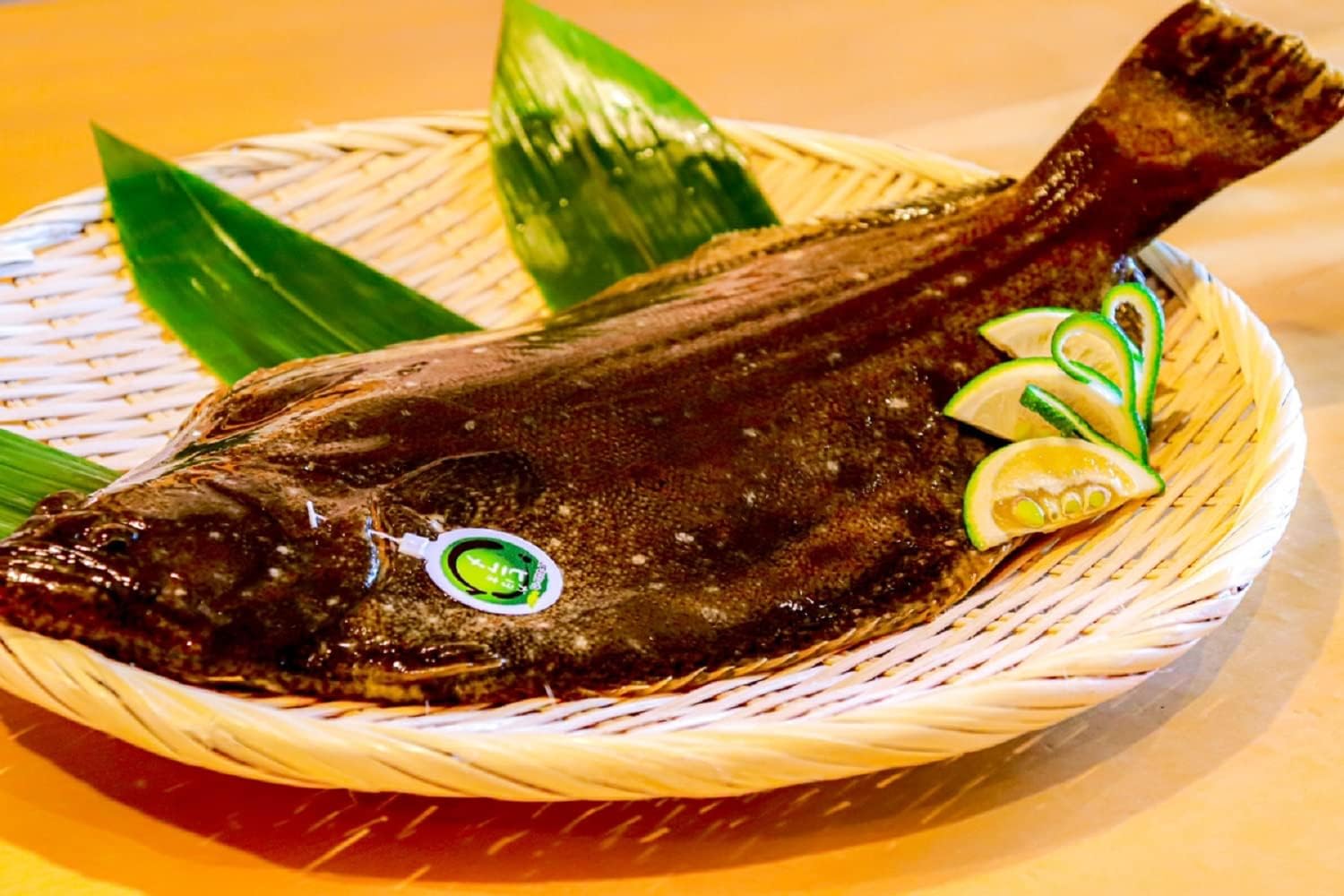 Amazon 活き〆 カボスひらめ 醍醐味ぷりぷり肉厚セット 大分県産 ひらめ 刺身 脳〆 神経〆 神経抜き 血抜き 煮つけ 吸い物用 あら 皮湯引き 小ネギ もみじおろし 付き 冷蔵 新鮮 3 4人前 活き〆 神経抜き 血抜きした姿状 Honey Cat 鮮魚 通販