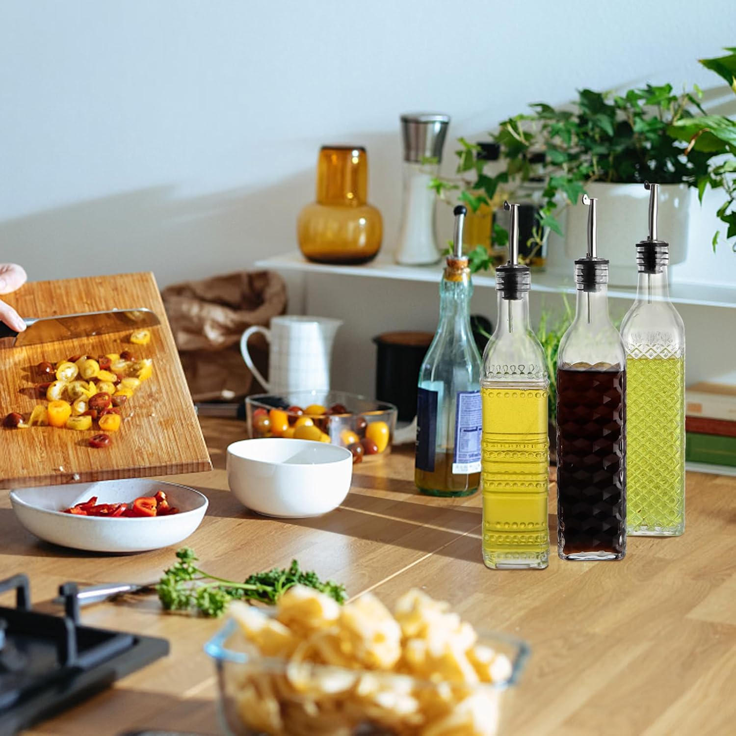 Frigideira vista de frente em ambiente de cozinha residencial, com prateleiras, plantas, utensÃlios domésticos e alimentos ao fundo. Frigideira vista de frente em ambiente de cozinha residencial, com prateleiras, plantas, utensÃlios domésticos e alimentos ao fundo.