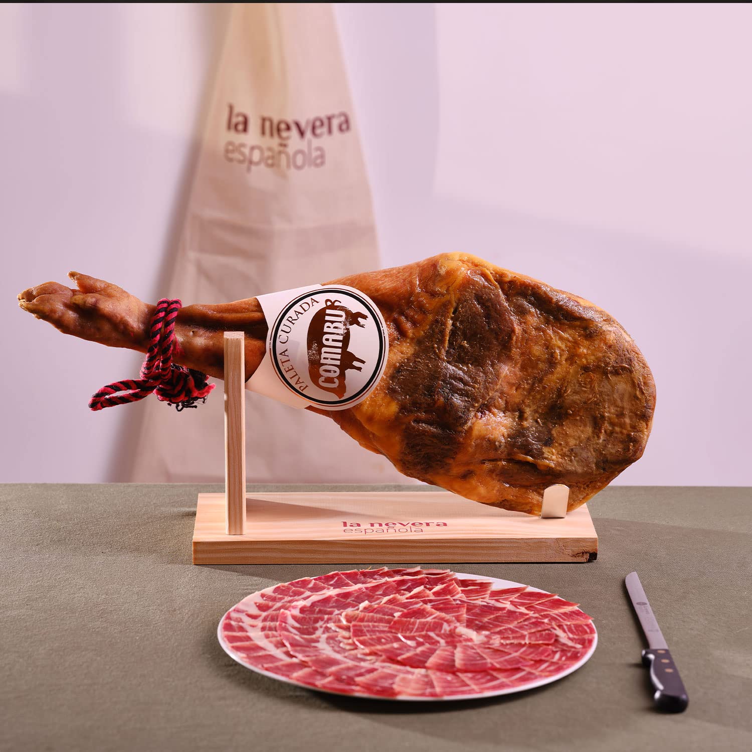 La Nevera Española | Paleta Curata, Porta Prosciutto, Coltello e Grembiule | Peso 4,5 KG | Curación Minima 10 Mesi | Prosciutto Comabu | Il Prosciutto della Nevera Española