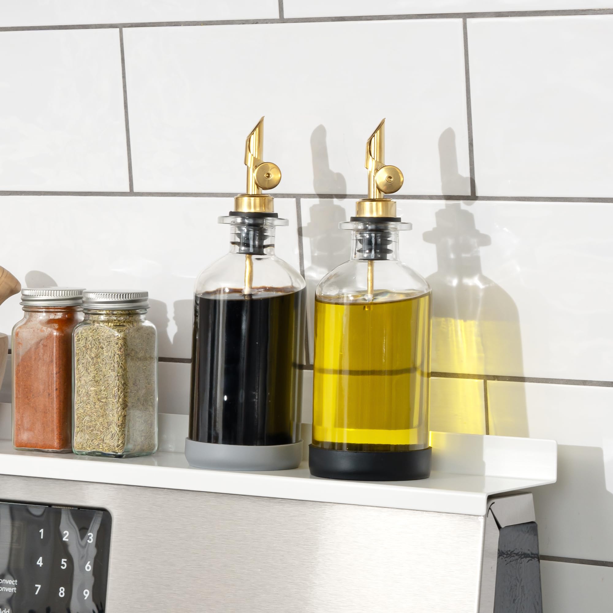 STOVE SHELF StoveShelf - Juego de dispensadores de aceite y vinagre, dispensadores de aceite con base de silicona, protege el acabado de tu estufa, botella de vidrio con dispensador dorado, juego de 2