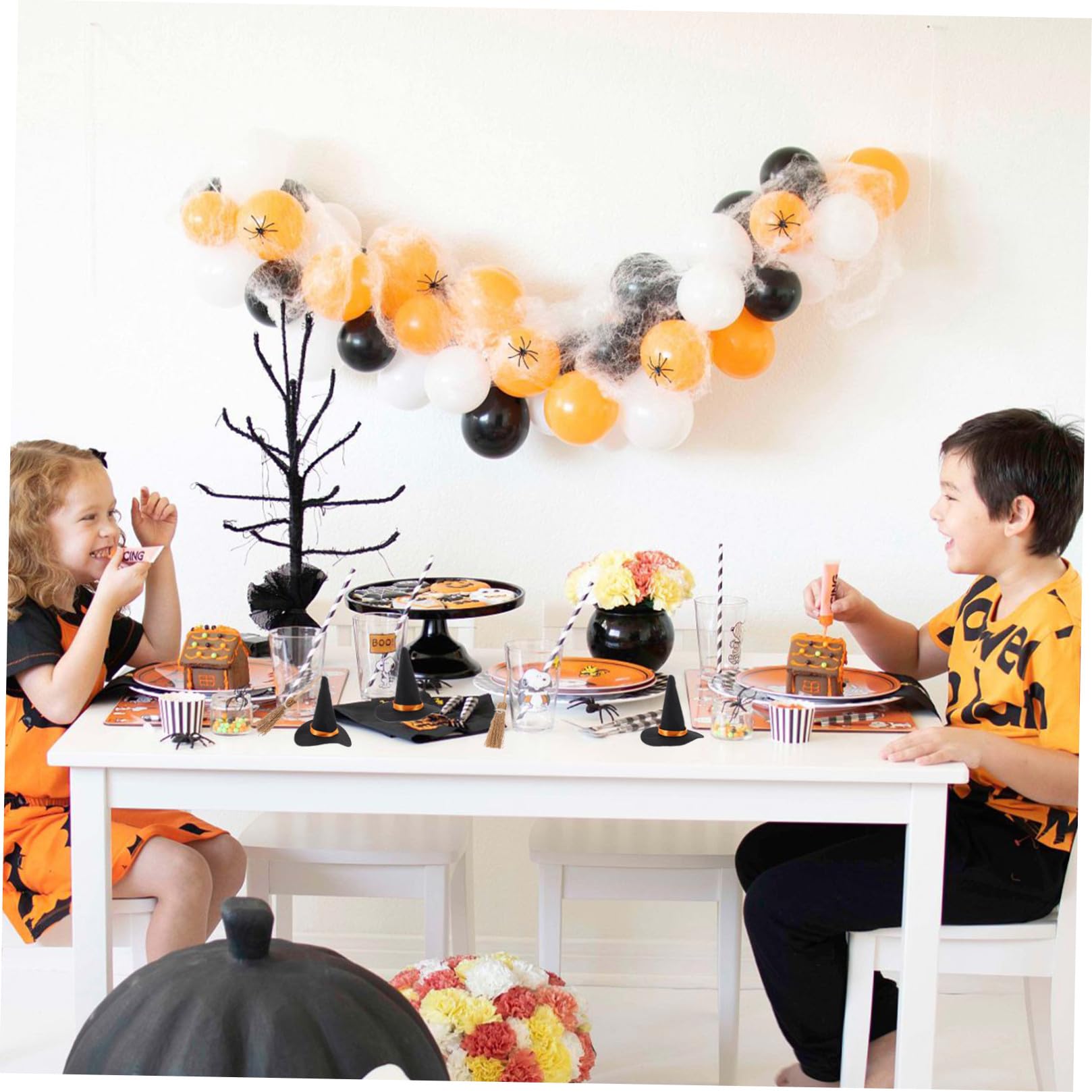VICASKY Set da 12 Pezzi Mini Cappelli da Strega e Scope in Feltro Decorazioni Fai da Te per Halloween Accessori Creativi per Feste e Decorazioni di Piccoli Oggetti