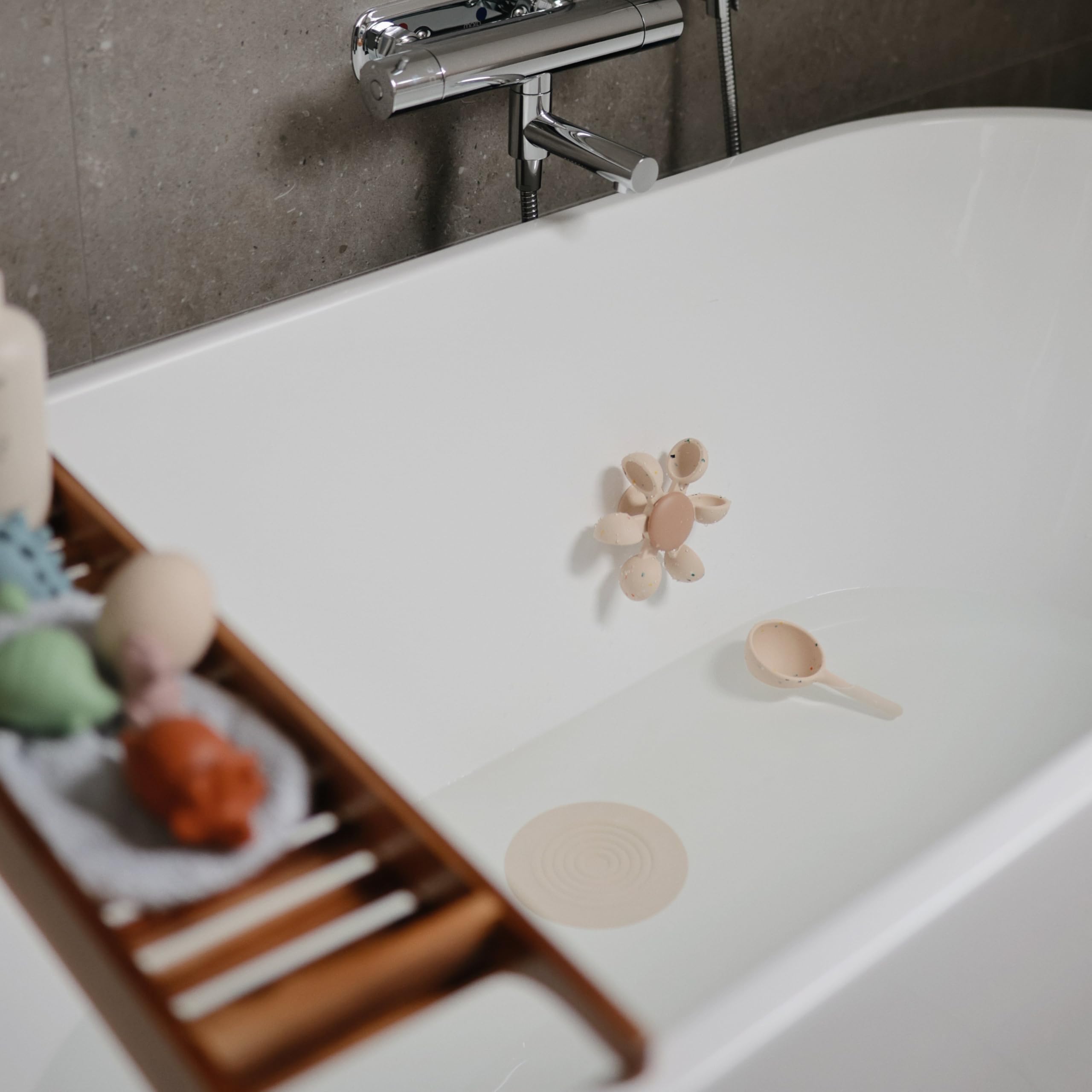 mushie Silikon-Abflussstopfen für die Badewanne, flacher Saugnapf, 14 cm Durchmesser, getrockneter Thymian / Schaltsand, 2 Stück