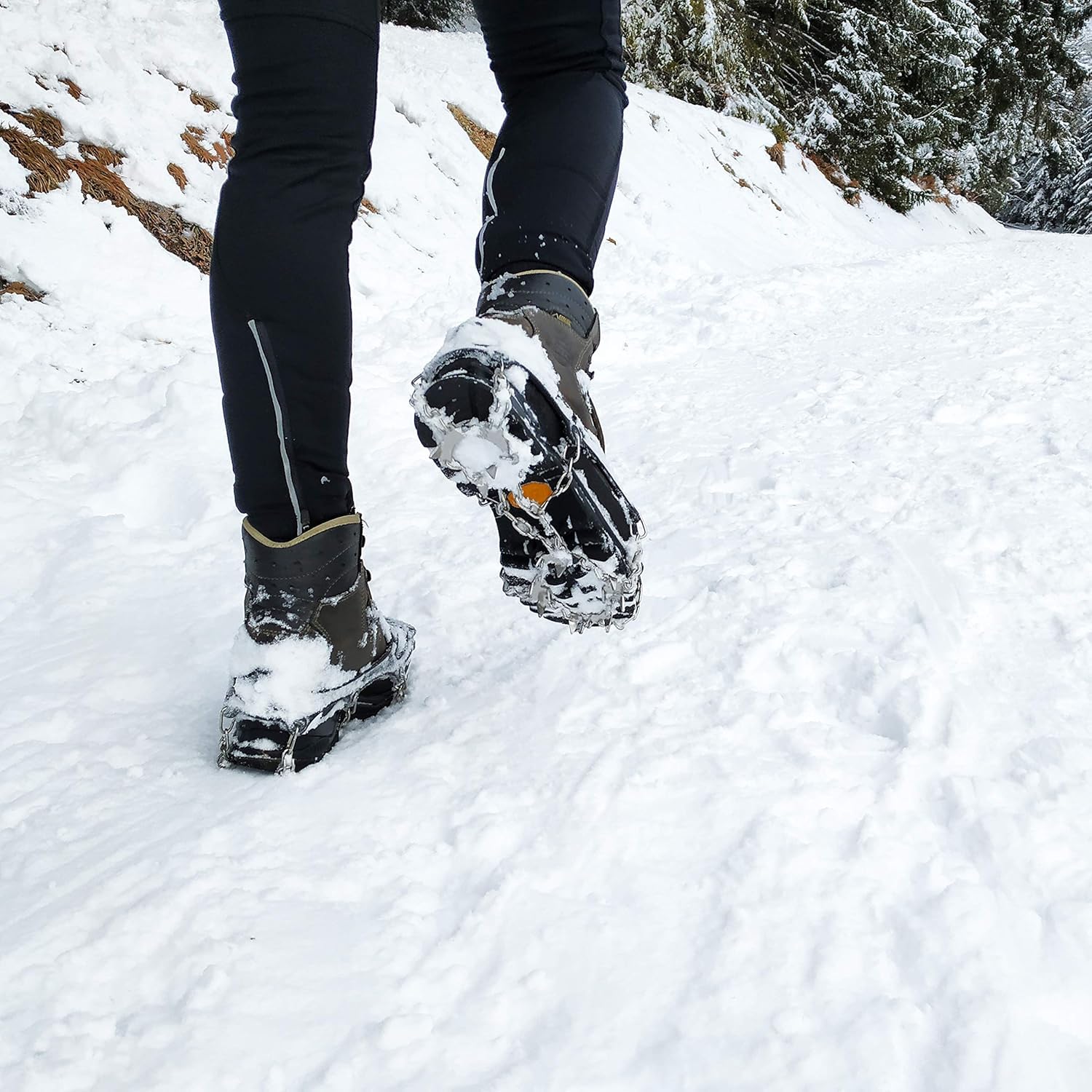 Crampons Neige et Glace pour Chaussures avec Griffes en Acier. Idéal pour Sports de Plein air, randonnées et promenades en Hiver