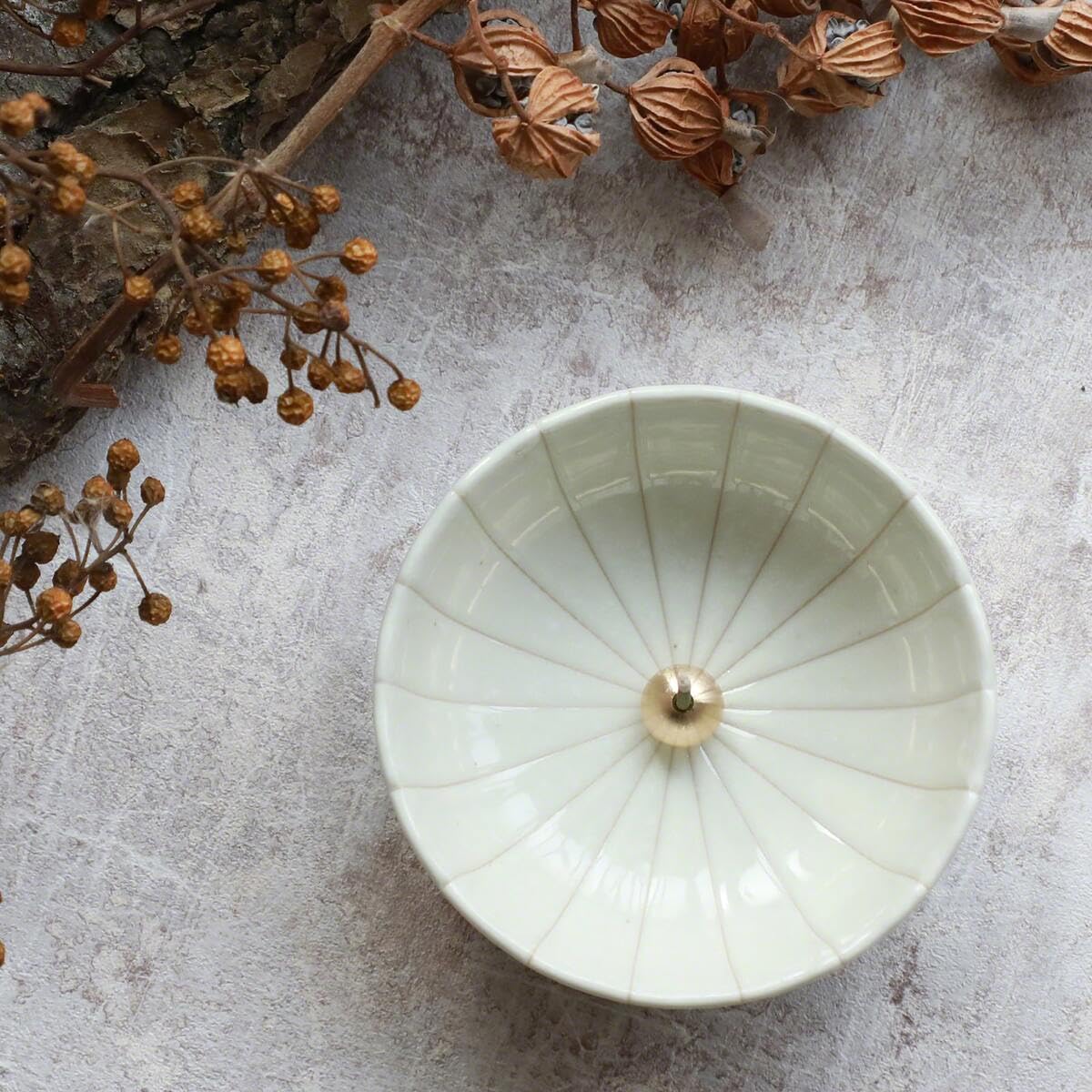 Asayu Japan Set Regalo Bastoncini a Basso Fumo e Portaincenso in Ceramica con Supporto in Ottone - Bastoncini di Incenso (Sakura + Tè verde Matcha) + Portaincenso a Loto Bianco Gift Set