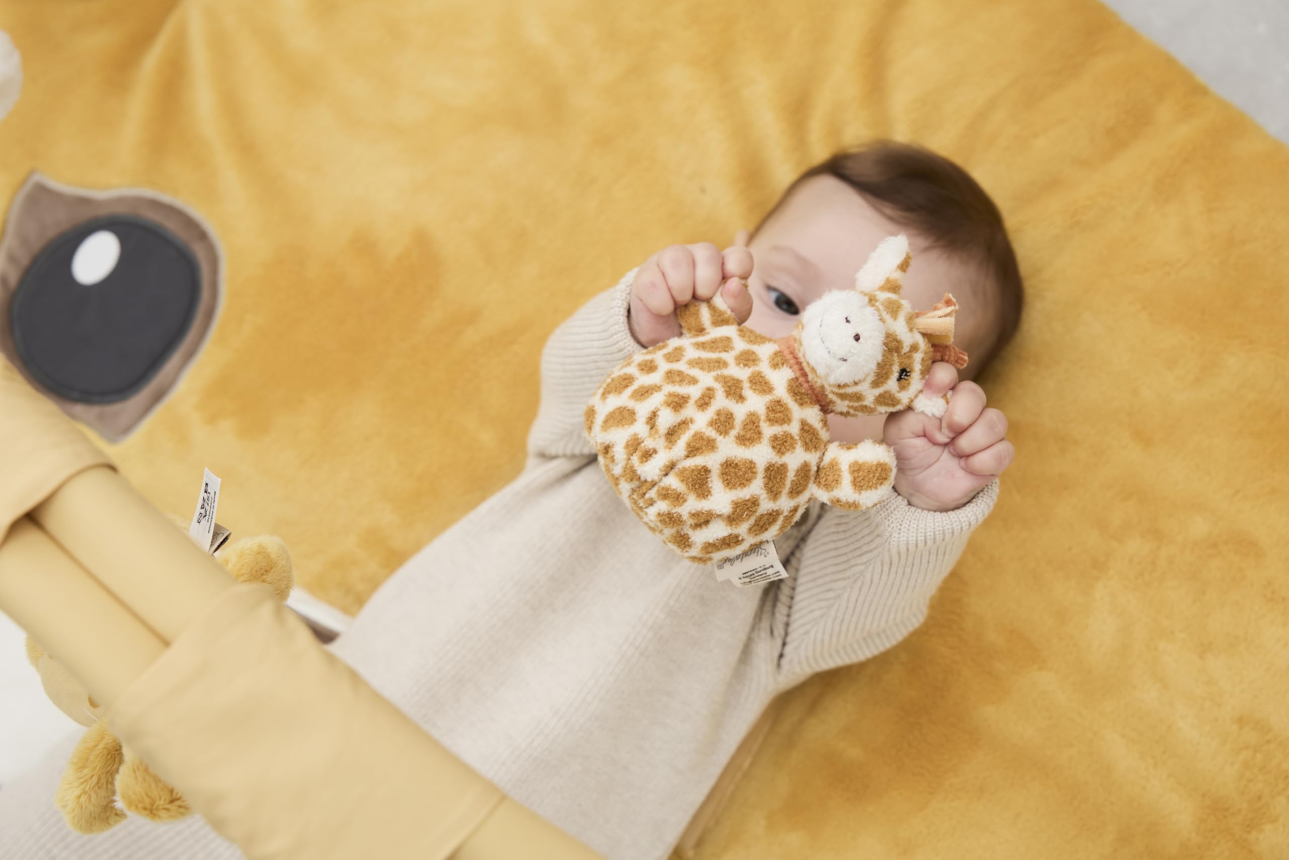 Sterntaler Spielbogen Löwe Leo – Flauschig weiche Baby-Spieldecke mit Spiegel & Rassel – Abnehmbarer Spielbogen & Spielteile für vielseitigen Spielspaß - Activity Decke, 100x80 cm mattgelb