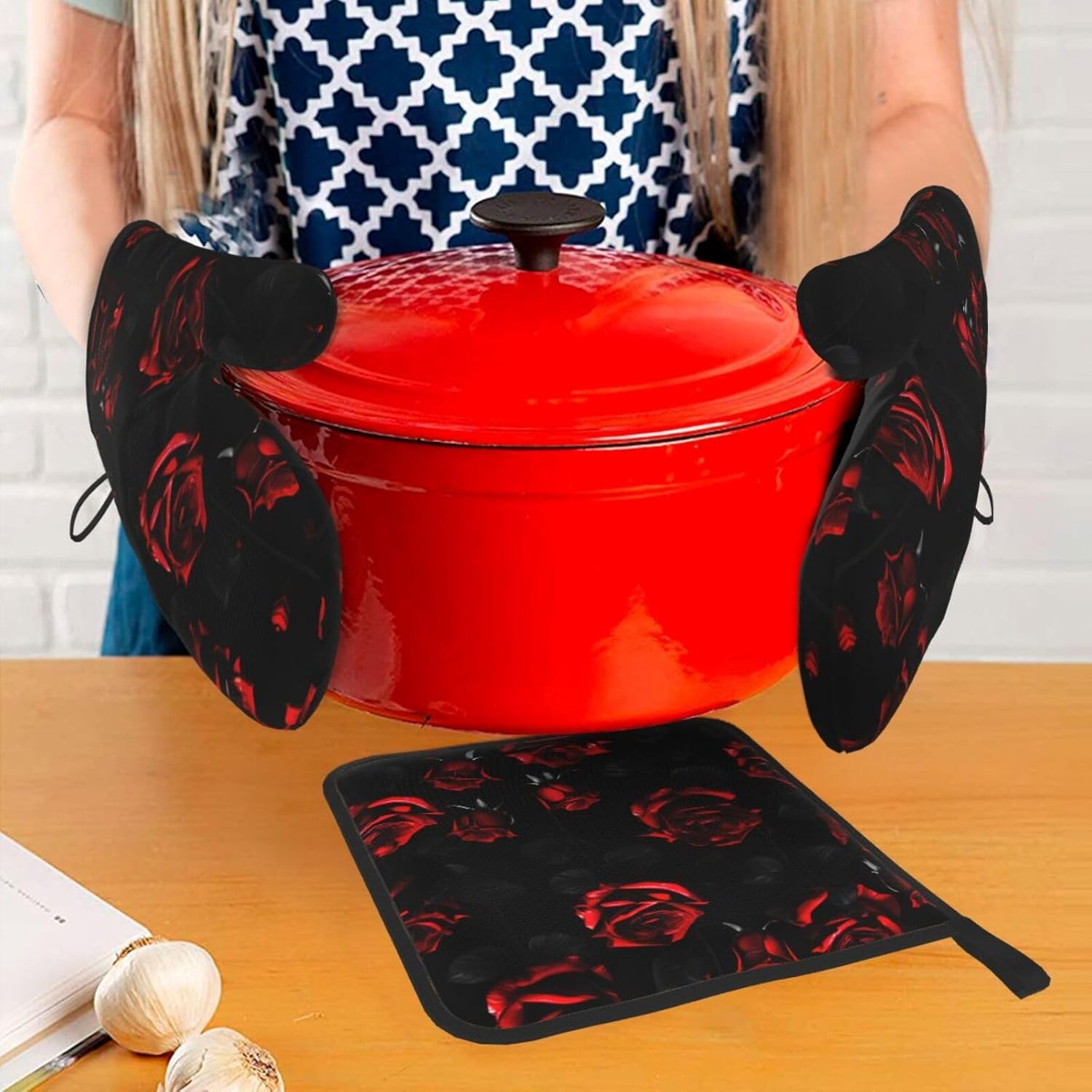 Red and Black Roses Print Heat Resistant Microwave Gloves, Used for Baking, Cooking, and Fashion Kitchen Essentials