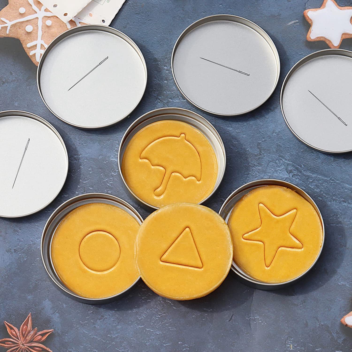 DINESA Set di 24 formine per biscotti, mini stampi per biscotti, forma a forma di ombrello a forma di stella, con scatola di latta e ago