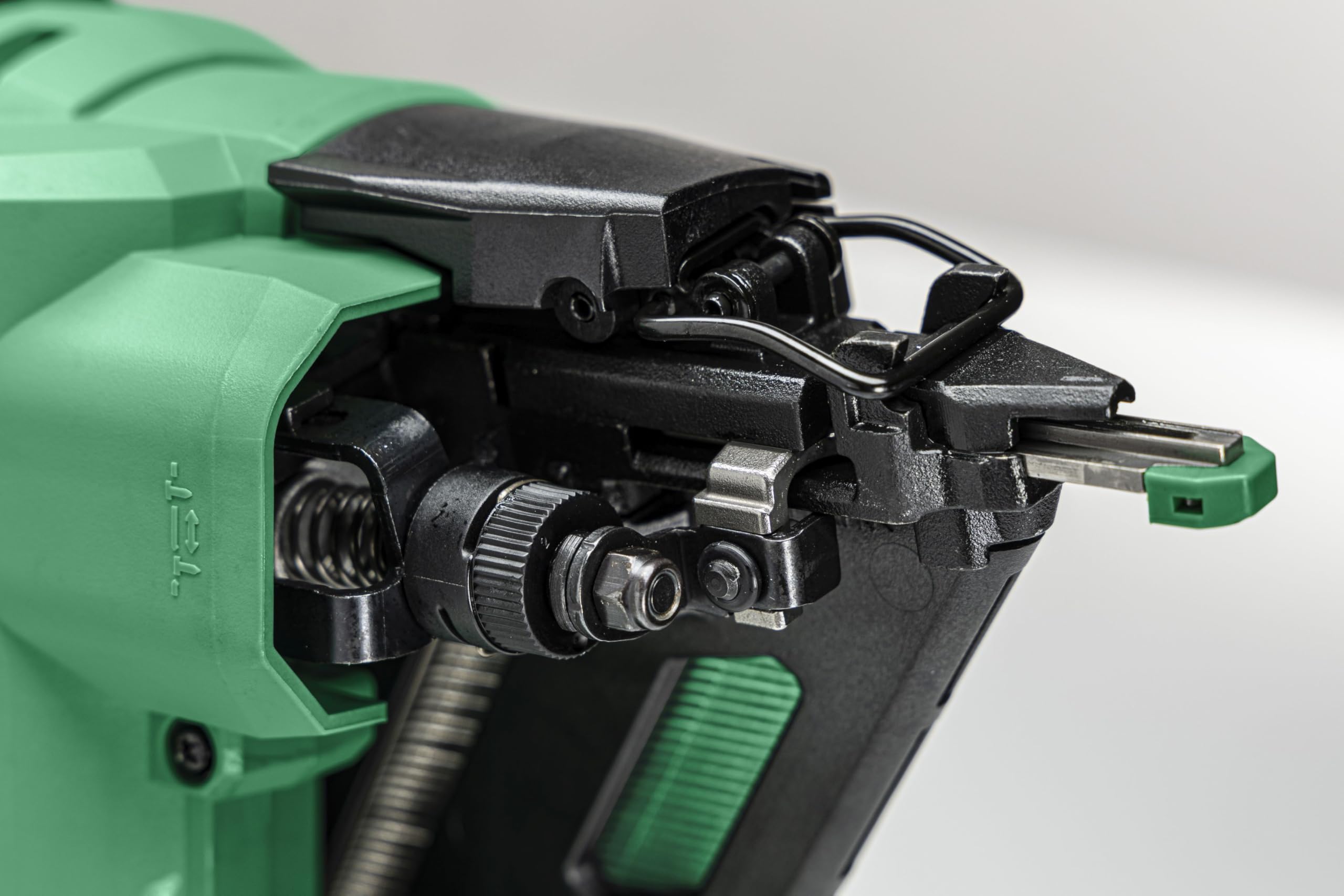 HiKOKI Chiodatrice a batteria 34° – 18 V, chiodi da 32 – 65 mm, compatto, leggero, potente, luce LED, motore brushless, trasmissione a molla ad aria, con valigetta di sistema