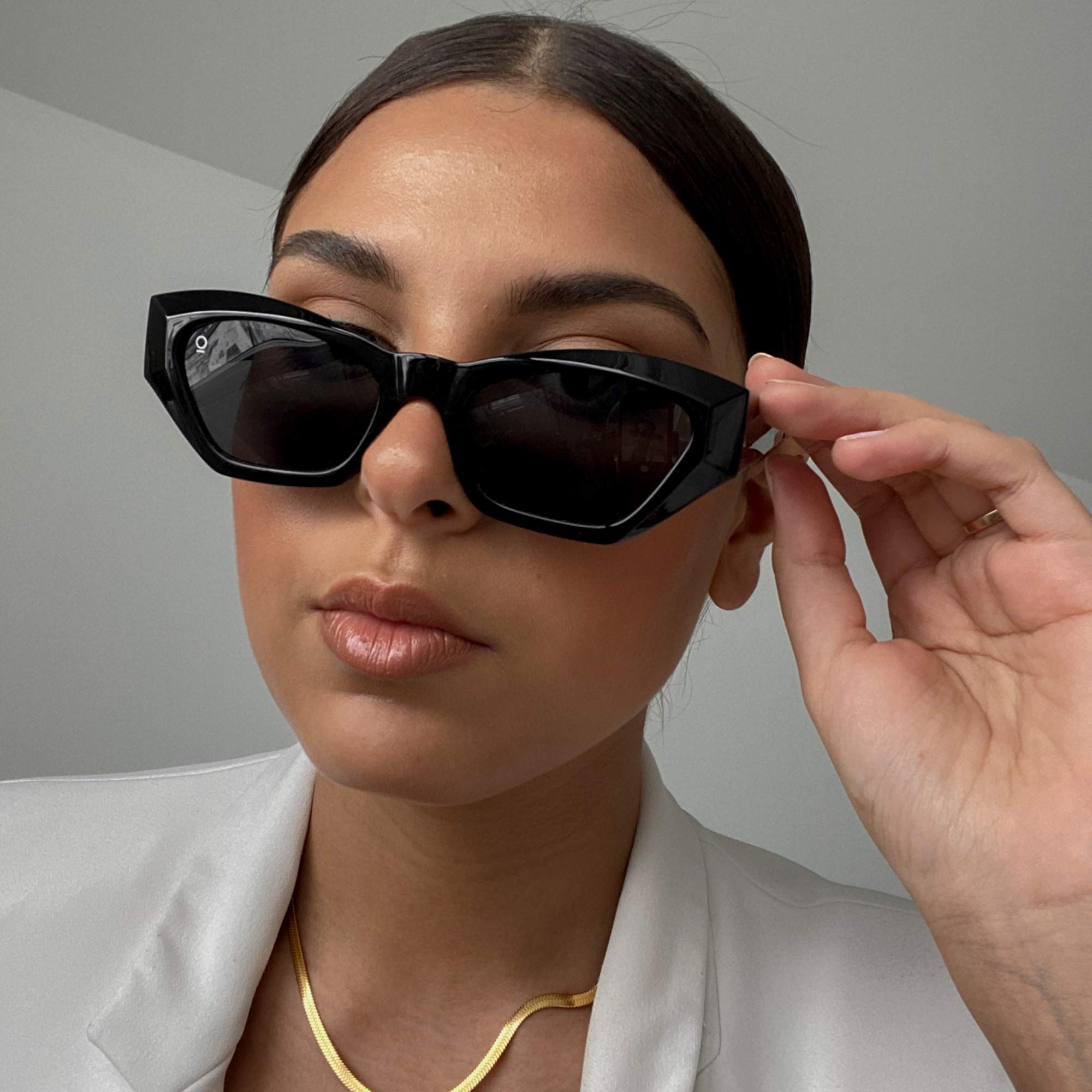 OWN THE TREND Trendy Sunglasses for Women - Sunglasses Womens with UV protection - Vintage Retro Oval Y2K Fashion Sun Glasses