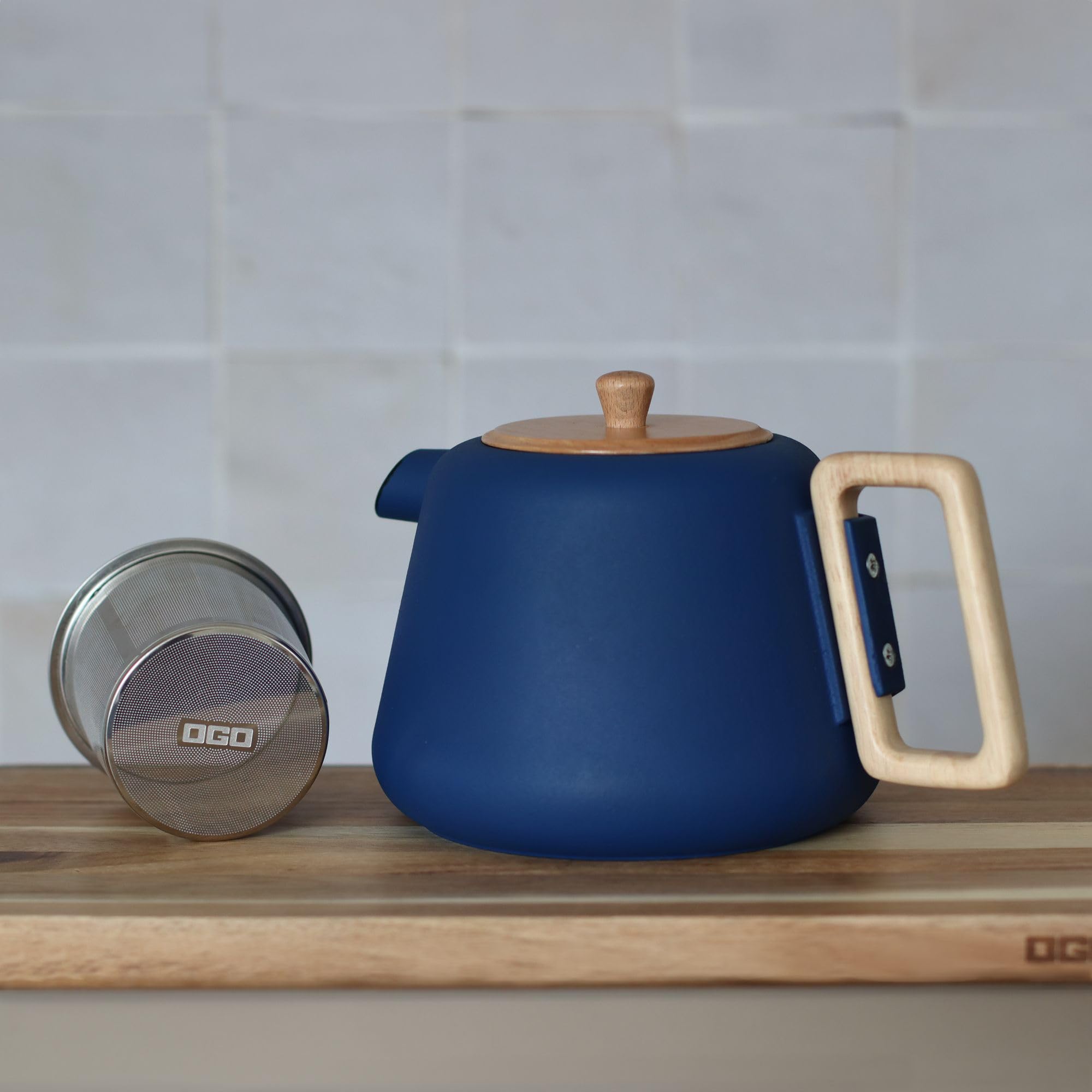 OGO LIVING - Tetera de hierro fundido Viggo de 1000 ml, color azul, con colador de acero inoxidable, mango y tapa de madera, ideal para los amantes del té