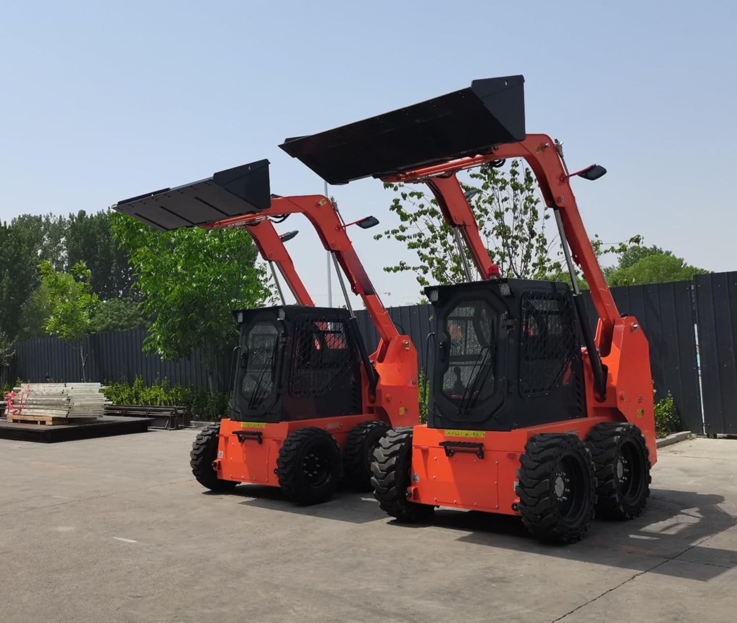 Versatile Compact Mini Skid Steer Loader with Full Hydraulic Control-Quick Attach Bucket,360° Operation,Stable Traction,for Indoor Warehouse Loading Urban Landscaping Debris Removal Garden Maintenance