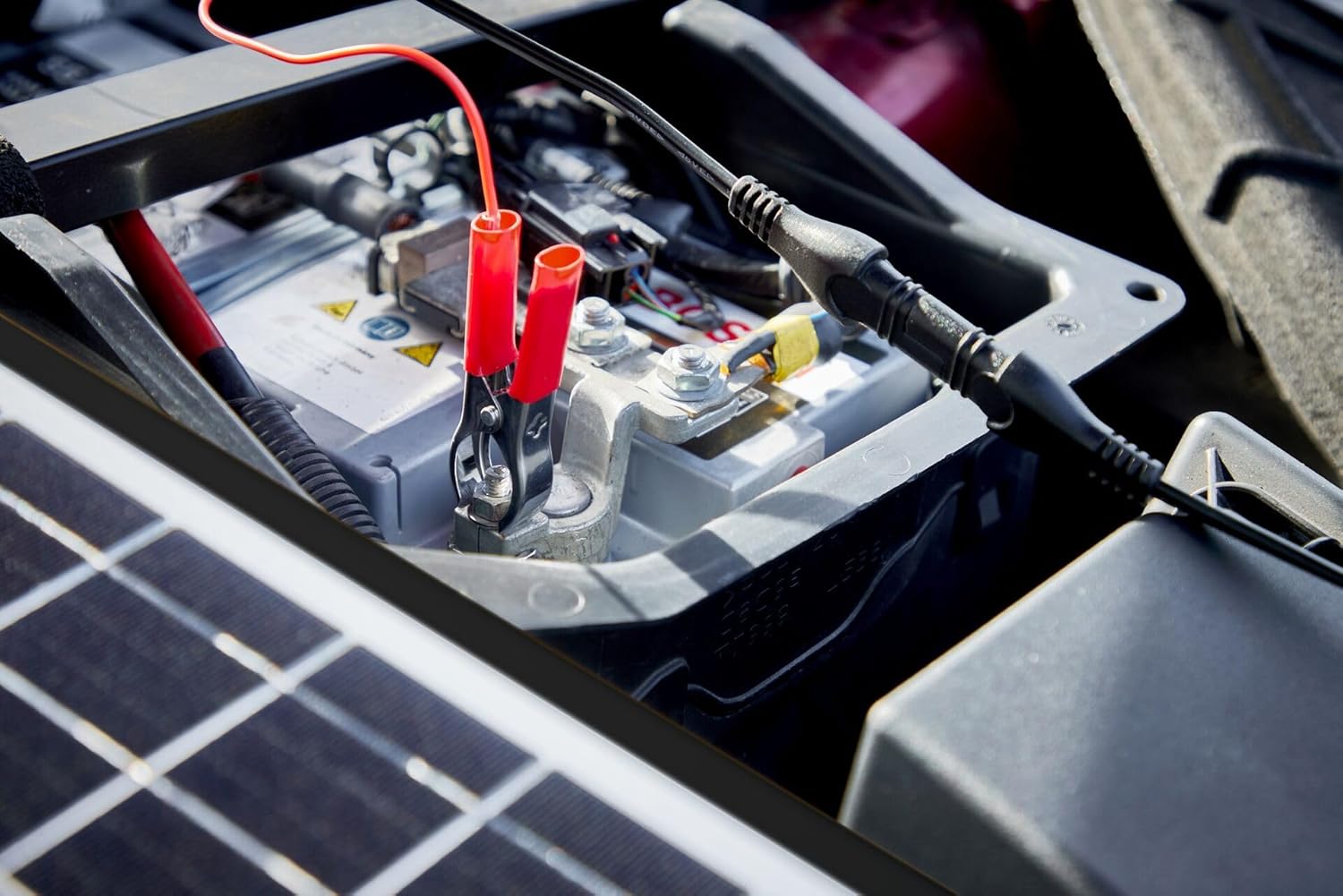 క్లోజ్-అప్ view of battery clamp connection to a car battery terminal
