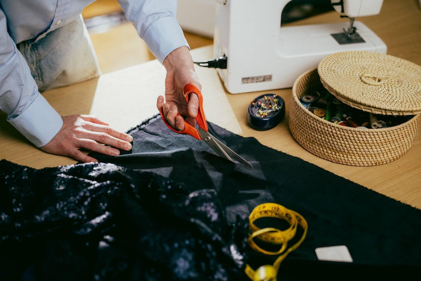 Fiskars Classic 1075036 Universal Craft and Fabric Scissors, Left Handed, Total Length: 21 cm, Improved Torx Screw and More Ergonomic Handle, Quality Steel/Plastic, Red