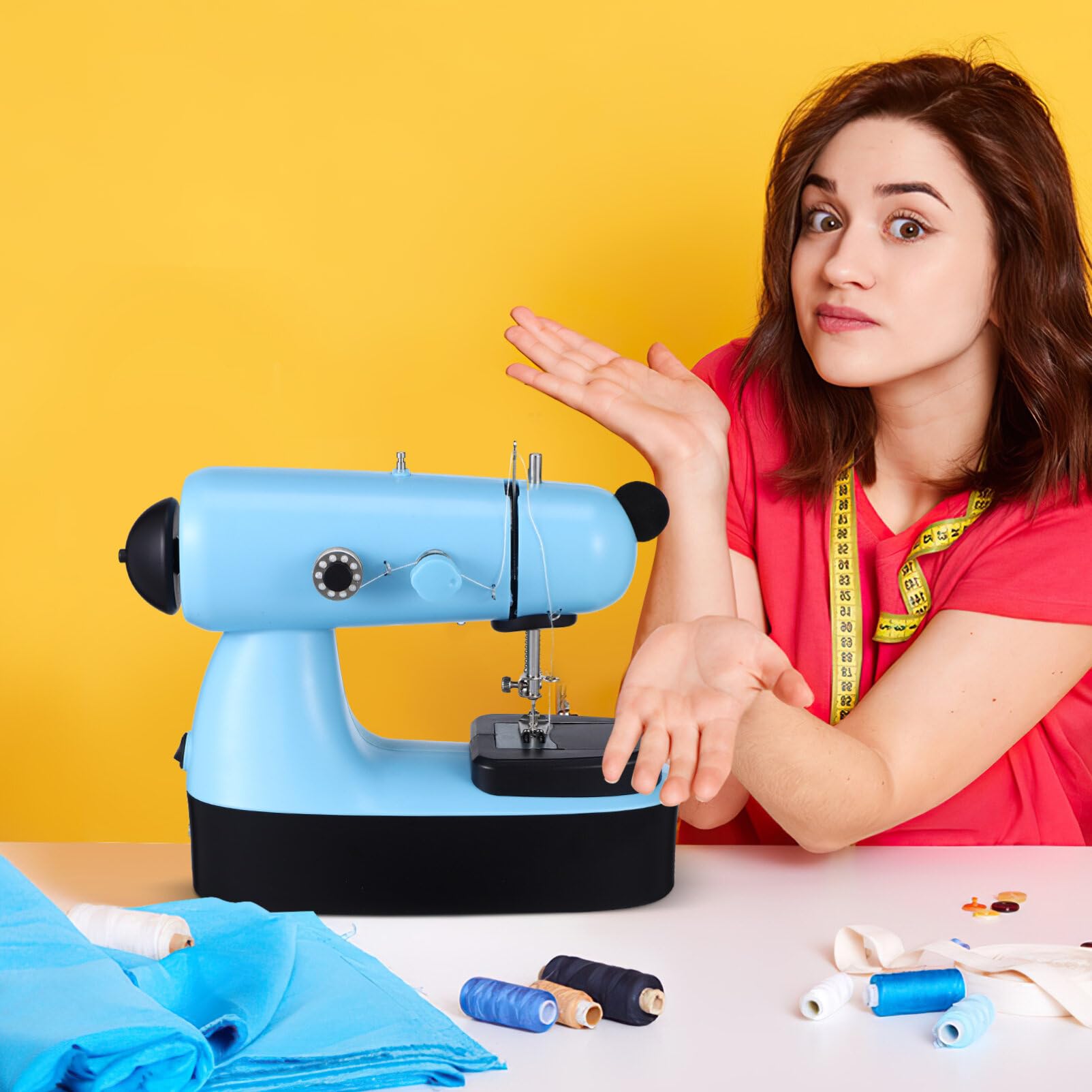Máquina de coser for principiantes Mini: Pequeña máquina de coser for niños adultos - Máquina de coser eléctrica con placa de expansión de bolsas con luz LED - Acolchado portátil for viajes en casa