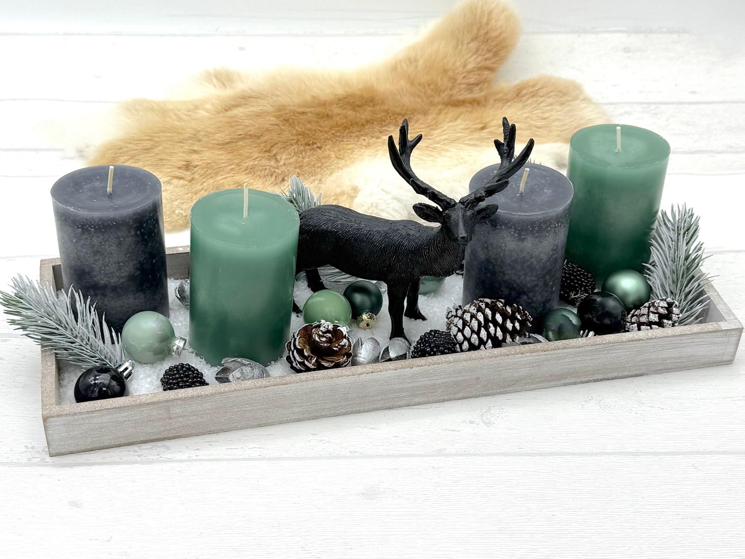 ZauberDeko Adventsgesteck Weihnachten Deko Adventskranz Tablett Modern Hirsch Schwarz Adventskerzen Grau & Salbei 40cm L