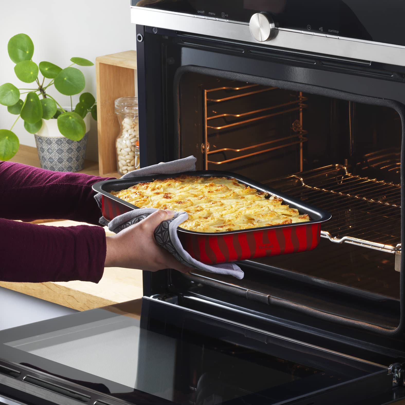 Tefal Les Spécialistes - Plat à Four 24X31 cm - Revêtement Antiadhésif, Aluminium, Diffusion de Chaleur, Nettoyage Facile, Rouge, Fabriqué en France - J5714782