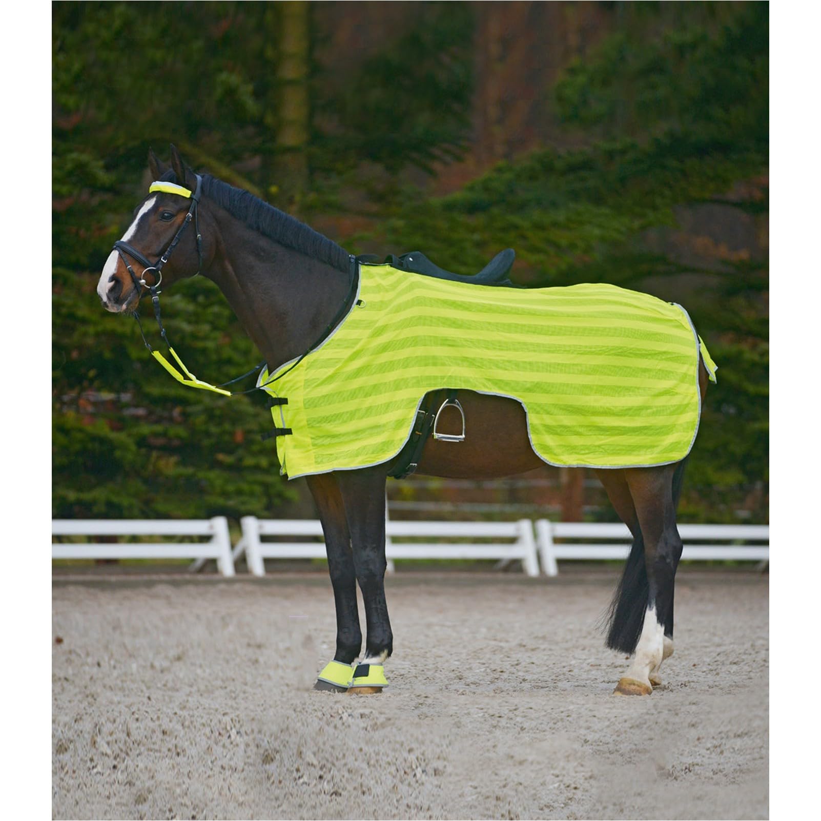 Marengos – Ausreitdecke Reflex – Pferdedecke mit Sattelausschnitt – stark reflektierend & mit Silber-Leuchtstreifen – Outdoordecke für Pferde – Pferde Zubehör in Neongelb – 125cm