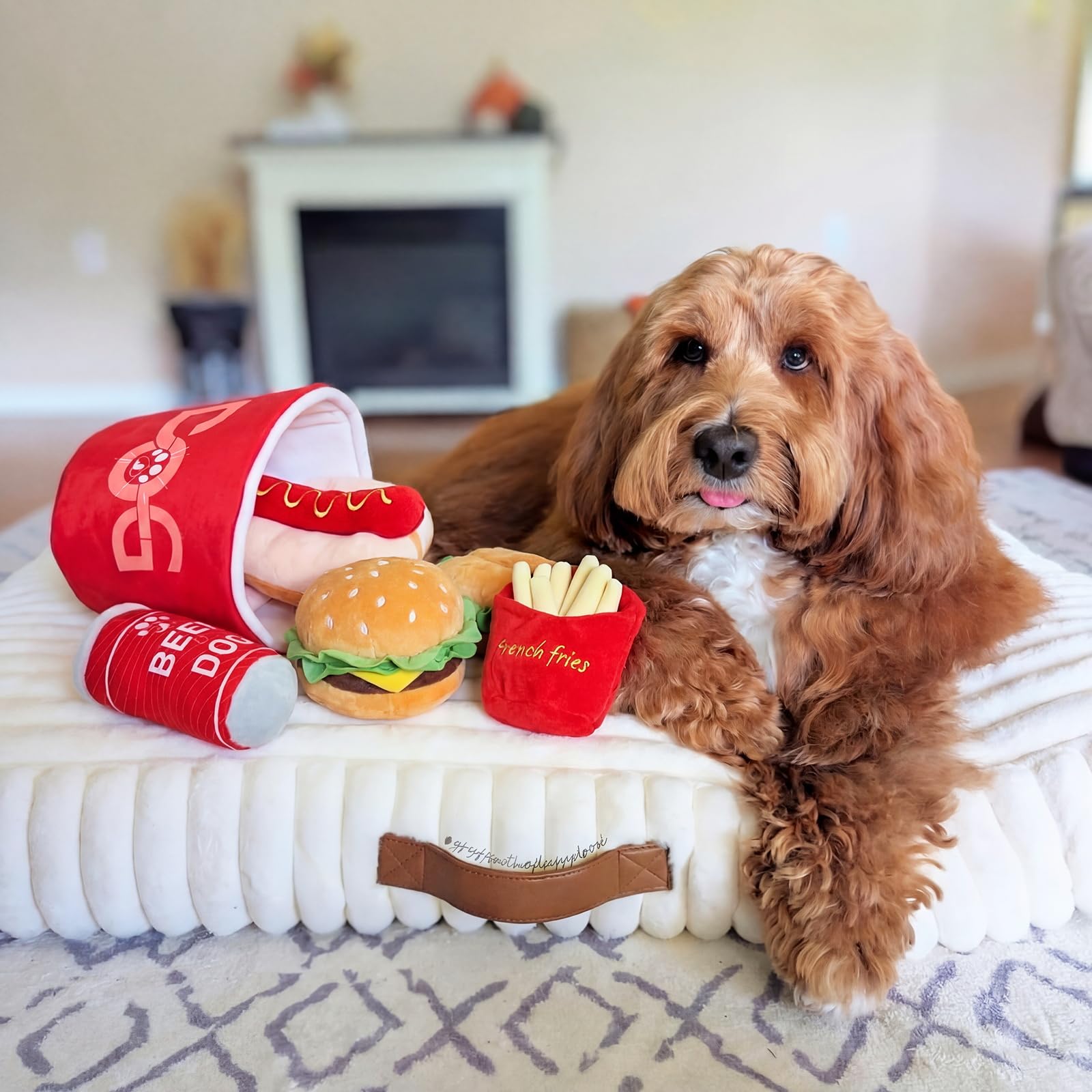 Skylety Lot de 6 jouets en peluche pour chien - Jouets couineurs en peluche en forme de nourriture rapide - Burger frites, cola - Seau à pattes de poulet pour chiens de petite, moyenne et grande