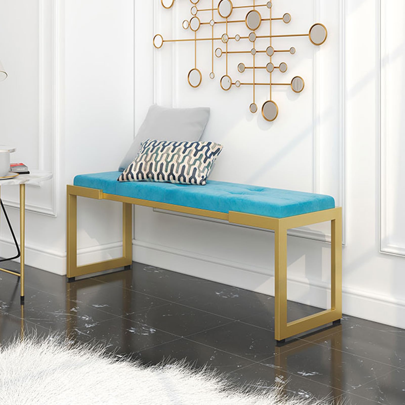 Banc bout de lit rembourré pour dressing moderne et chambre ordonnée