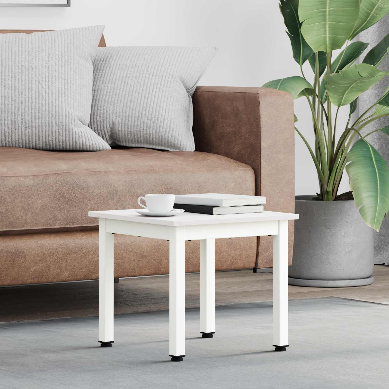 Table basse blanche en pin massif pour optimiser les petits salons