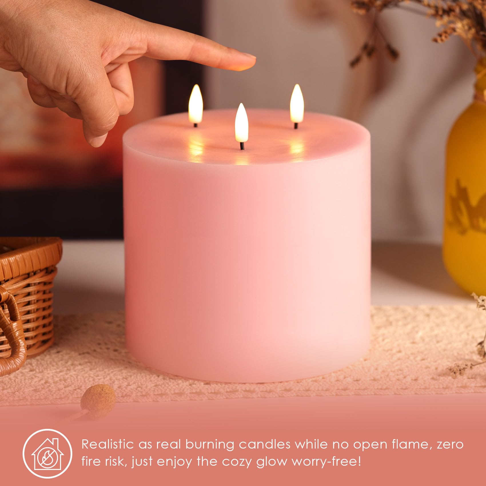 Flammenlose Stumpenkerze mit 3 Dochten und Fernbedienung, Rosa | 15,2 x 15,2 cm große flackernde LED-Kerze, 2 AA-Batterien betrieben, Echtwachs-Beschichtung, Heimdekoration, 1 Packung