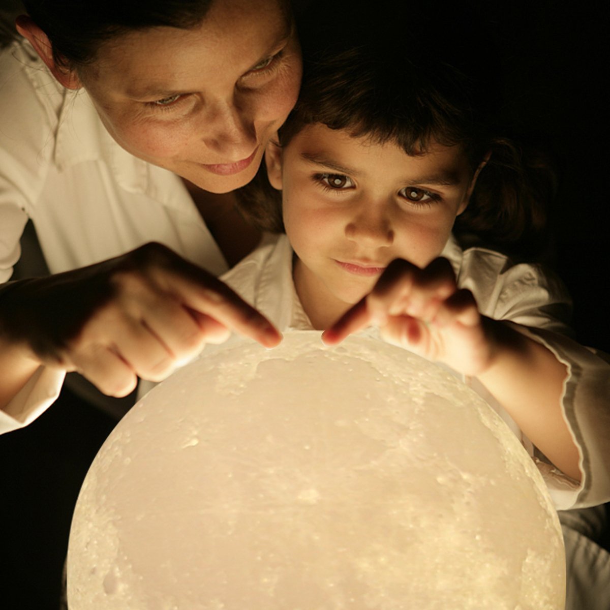 Morbuy LED Noche Proyección 3D Luna, Lámpara de Noche Realista 3D Impresión Recargable Control táctil Luminosidad Dos Tonos con Estante de Madera (20cm /7.87inch)