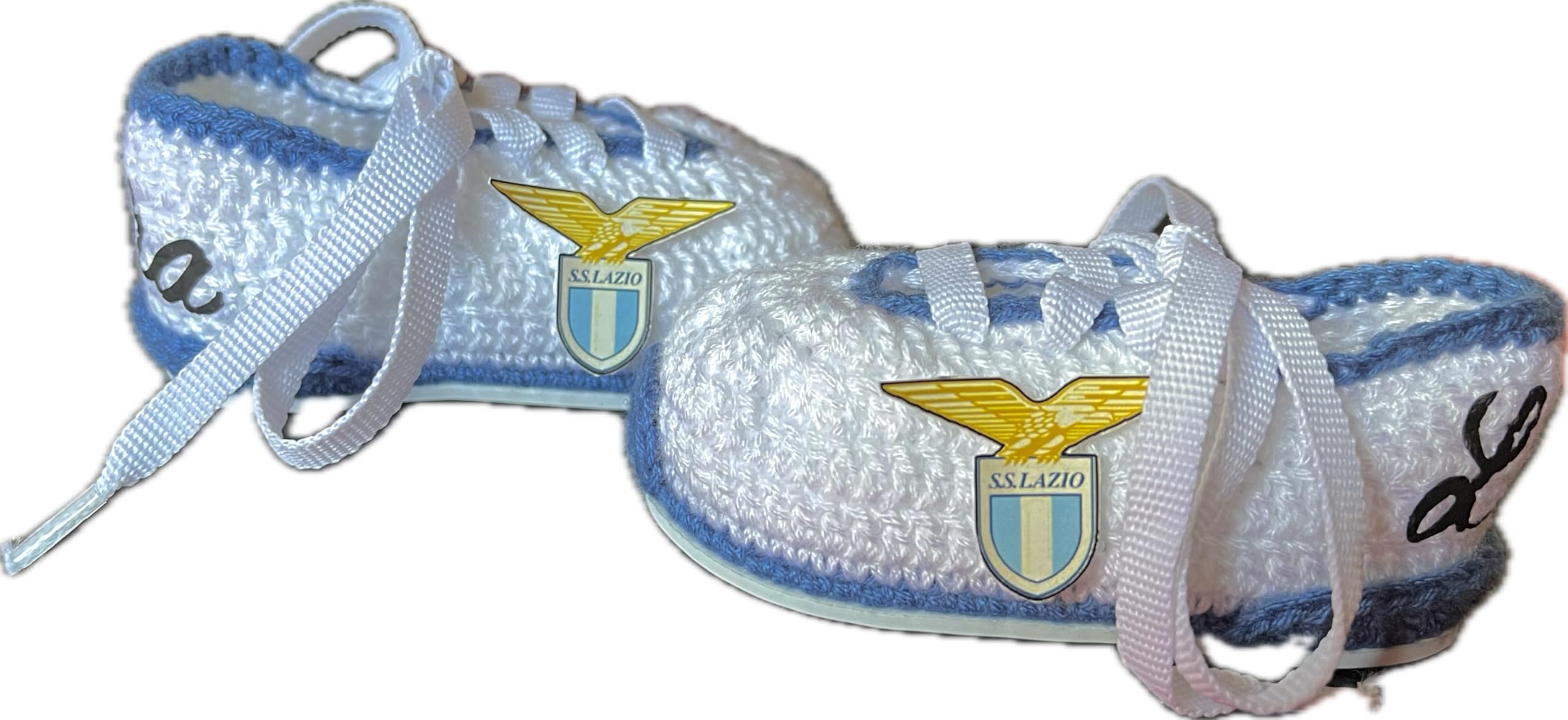 Scarpini da calcio del Lazio realizzati all'uncinetto per neonati. Personalizzato con lo stemma della tua squadra, disponibile nelle taglie da 0 a 12 mesi. Ti regaliamo il nome del bambino inciso