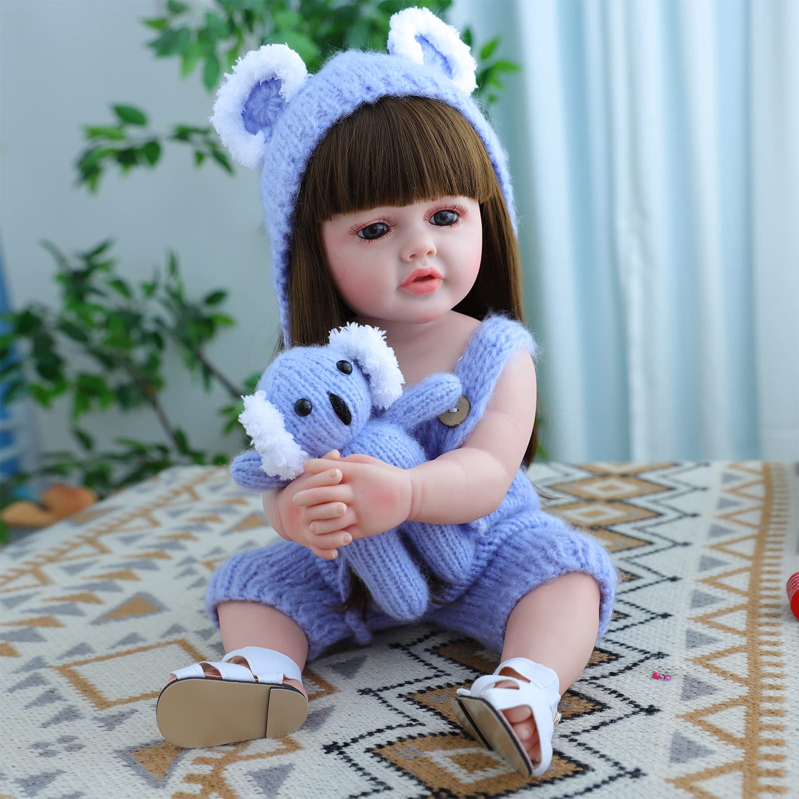 truly soft Realistyczna lalka do zabawy z długimi brązowymi włosami, dzierganym fioletowym strojem i misiem, 55 cm