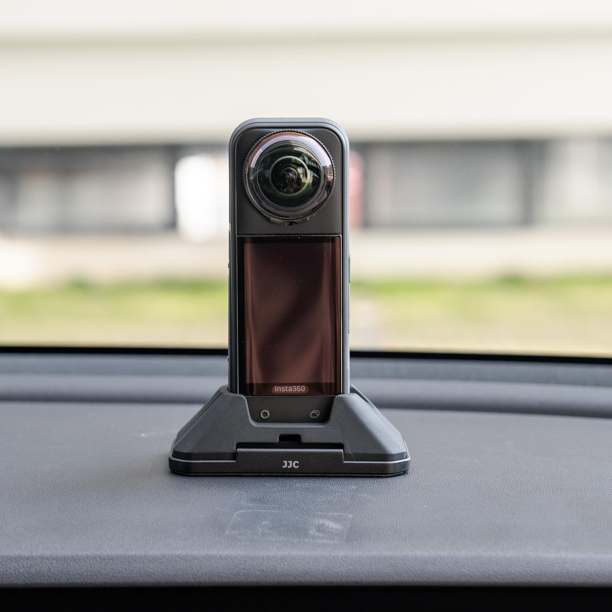 JJC Insta360 X5 対応 マウントベース 固定ベース 定点撮影用 滑り止め 軽量 持ち運び便利 安定性 落下防止 卓上/地面/車載適用 充電ポートある vlog/スケート/サイクリングなどシーンに最適 Insta360 X5 対応 固定ブラケット 充電スタンド