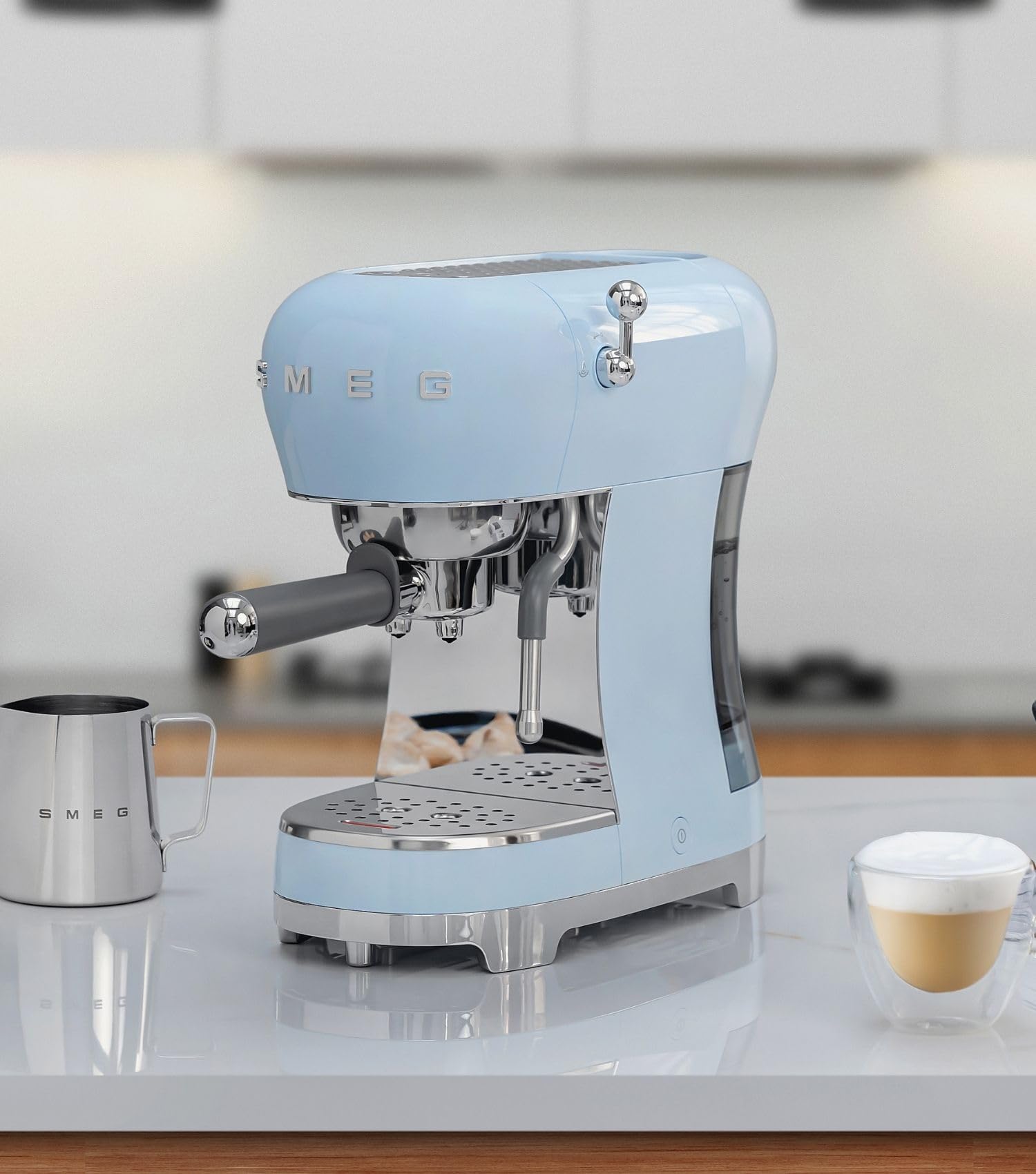 Smeg, Macchina da Caffè Espresso Manuale ECF02WHEU, Made in Italy, Cappuccino System, Thermoblock, Tazze Grandi e Funzione Caffè Doppio, Made in Italy, Dimensioni Compatte, 1350W, Bianco