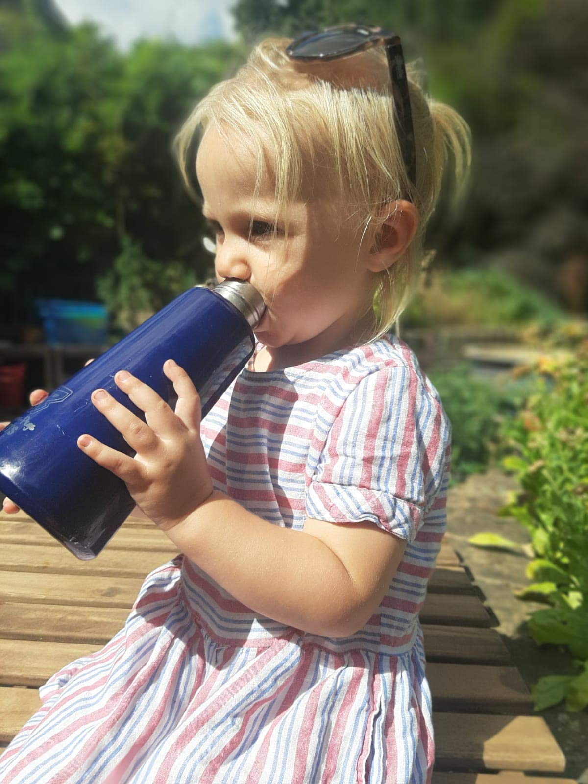 LUND LONDON Skittle Bottle | 500 ml | wiederverwendbare Wasserflasche | doppelwandig | hält Inhalt 24 Stunden kalt und 12 Stunden heiß | BPA-frei | Edelstahl (Indigo)
