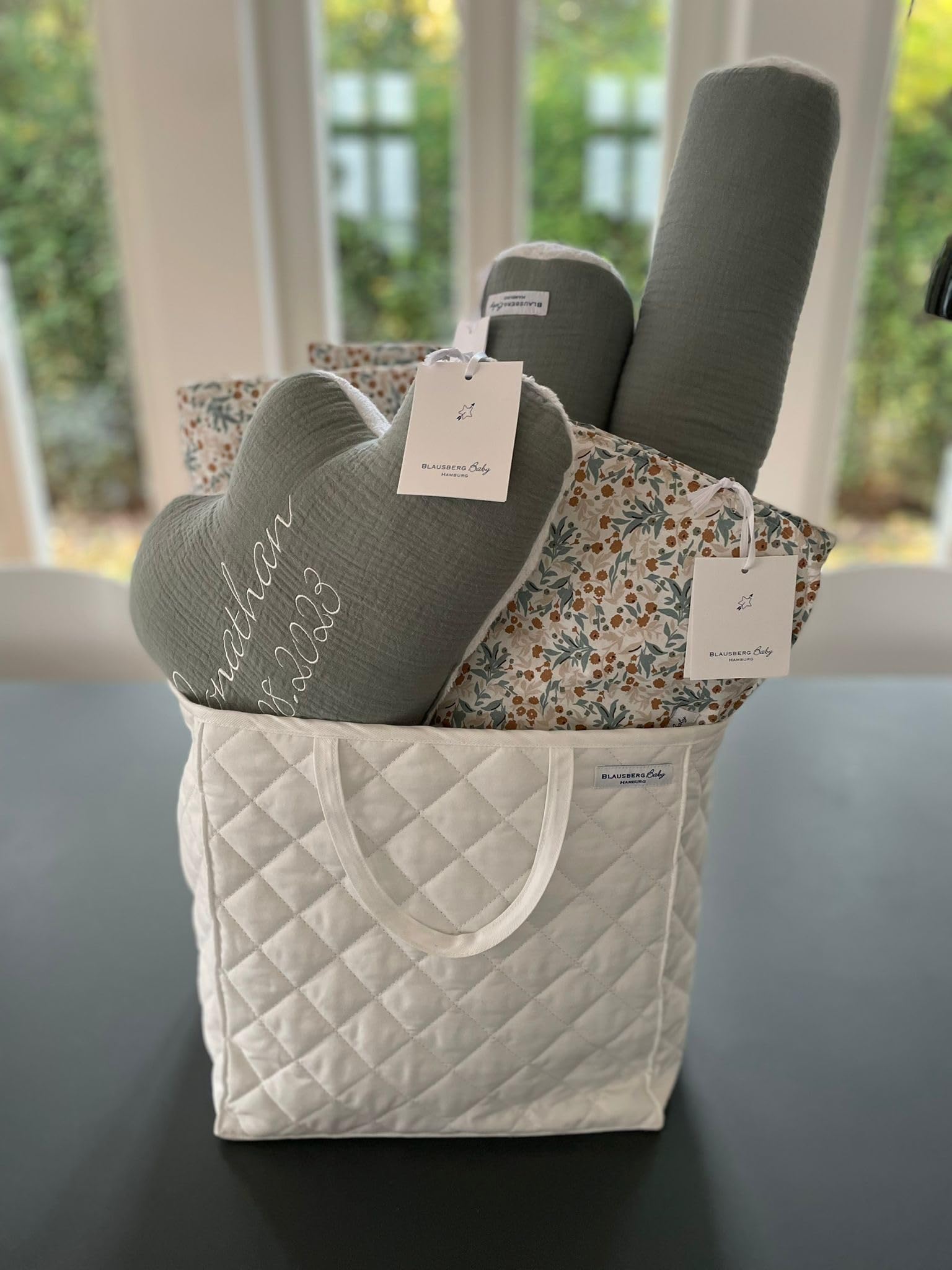 Caja de regalo para bebé (grande) con manta para gatear, cojín de nubes, rollo de almohada, bolsa de pañales y caja de utensilios, prado de flores azul/verde salvia