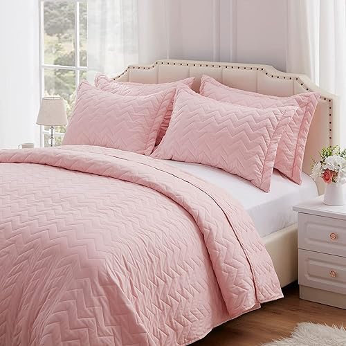 NexHome King Size Quilt Set Lightweight Bedspreads Soft Microfiber Reversible Quilted Coverlet Pink Modern Style Polyline Pattern Bedding Set for All Season 3 Pieces (1 Quilt, 2 Pillow Shams)