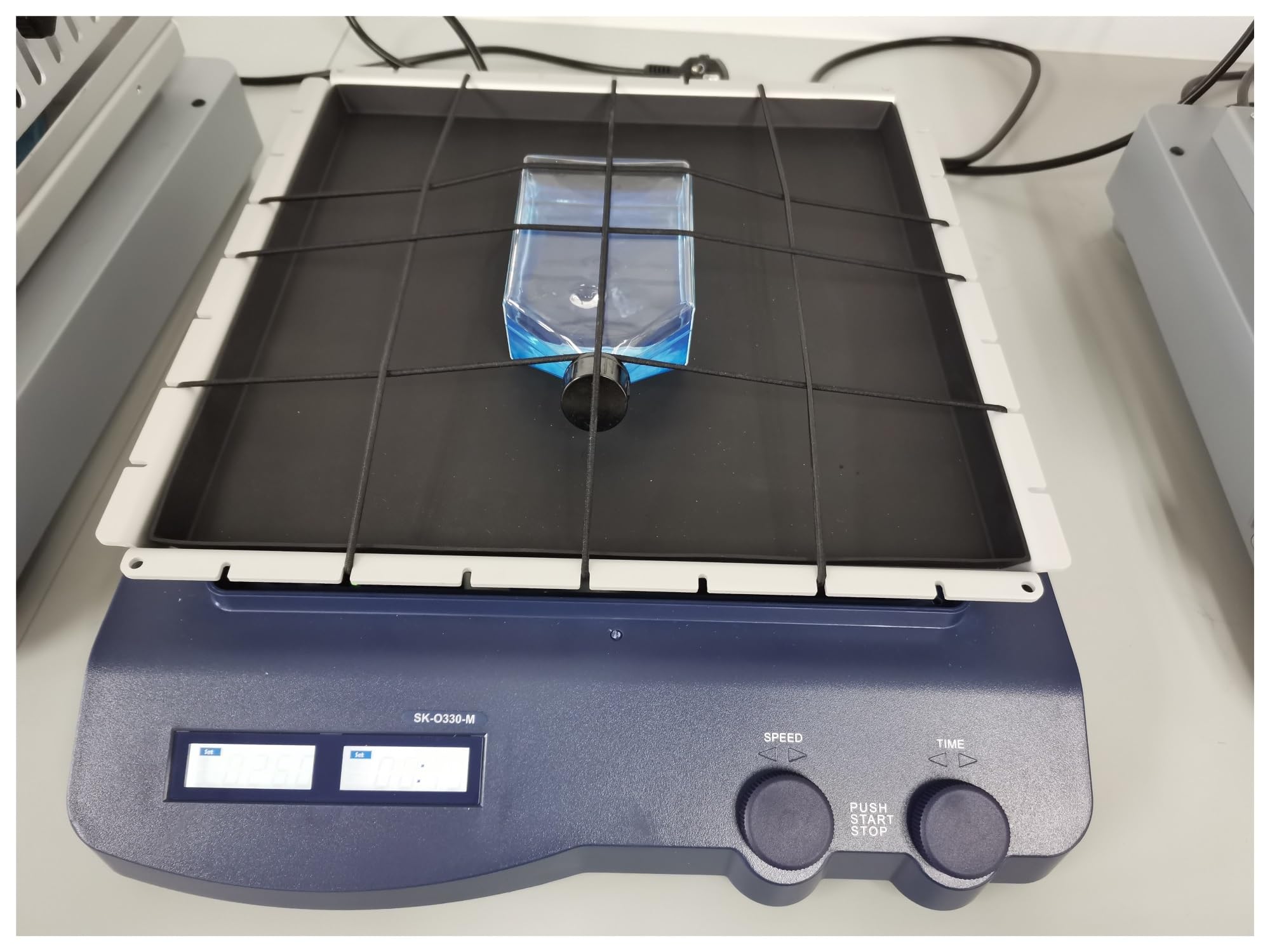 Labor-Rotationsoszillator, OEM Lab Tragbarer Mini-LCD-Kontinuierlicher Timerbetrieb Traglast 3 kg Mischrührer Rotierender Schütteloszillator Orbitalschüttler
