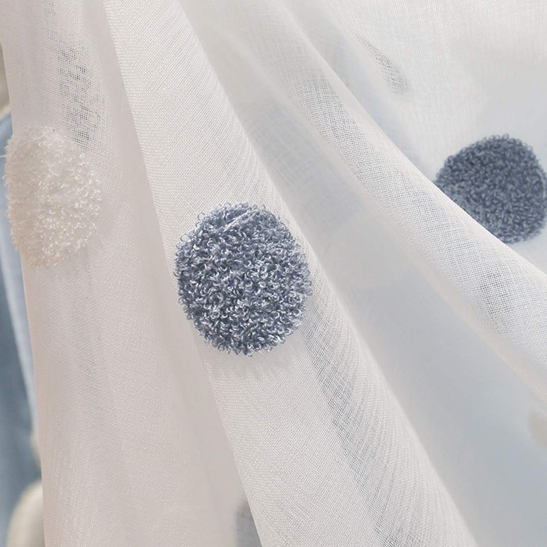 Rideau gaze blanc idyllique pour une atmosphère douce en chambre d'enfant