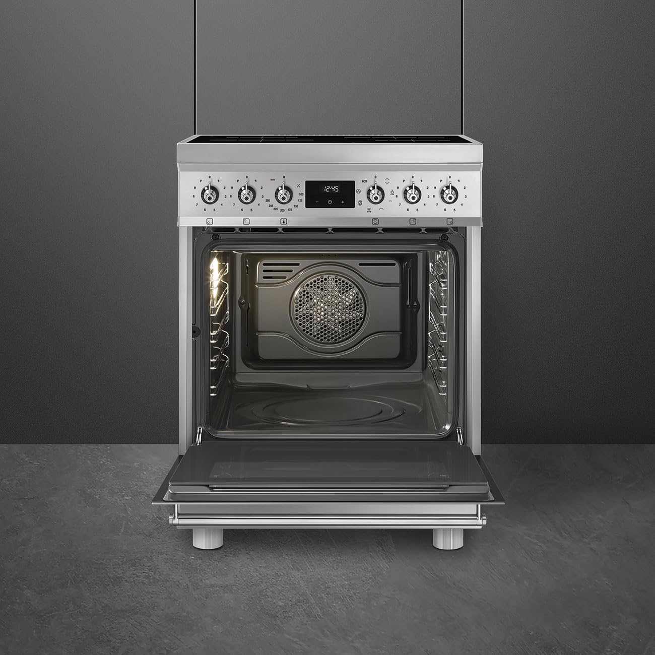 അടുപ്പമുള്ള ഇന്റീരിയർ view of the SMEG C6IMXM2 oven, showing the convection fan at the back.