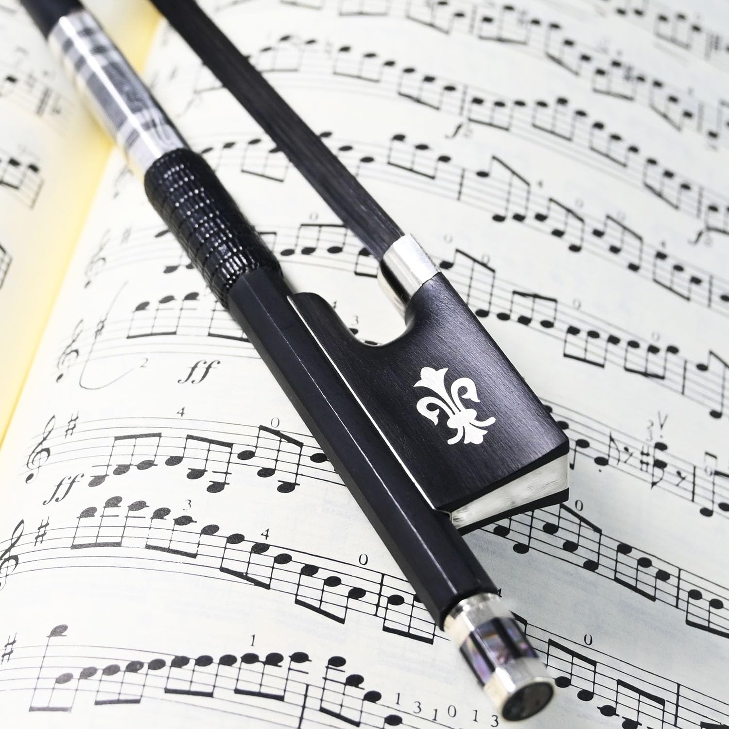 4/4 Kohlefaser-Violinenbogen, schwarzes Rosshaar, handgefertigter Geigenbogen, gut ausbalanciert mit Ebenholz-Fleur-de-Lis Frosch für alle Fähigkeitsstufen