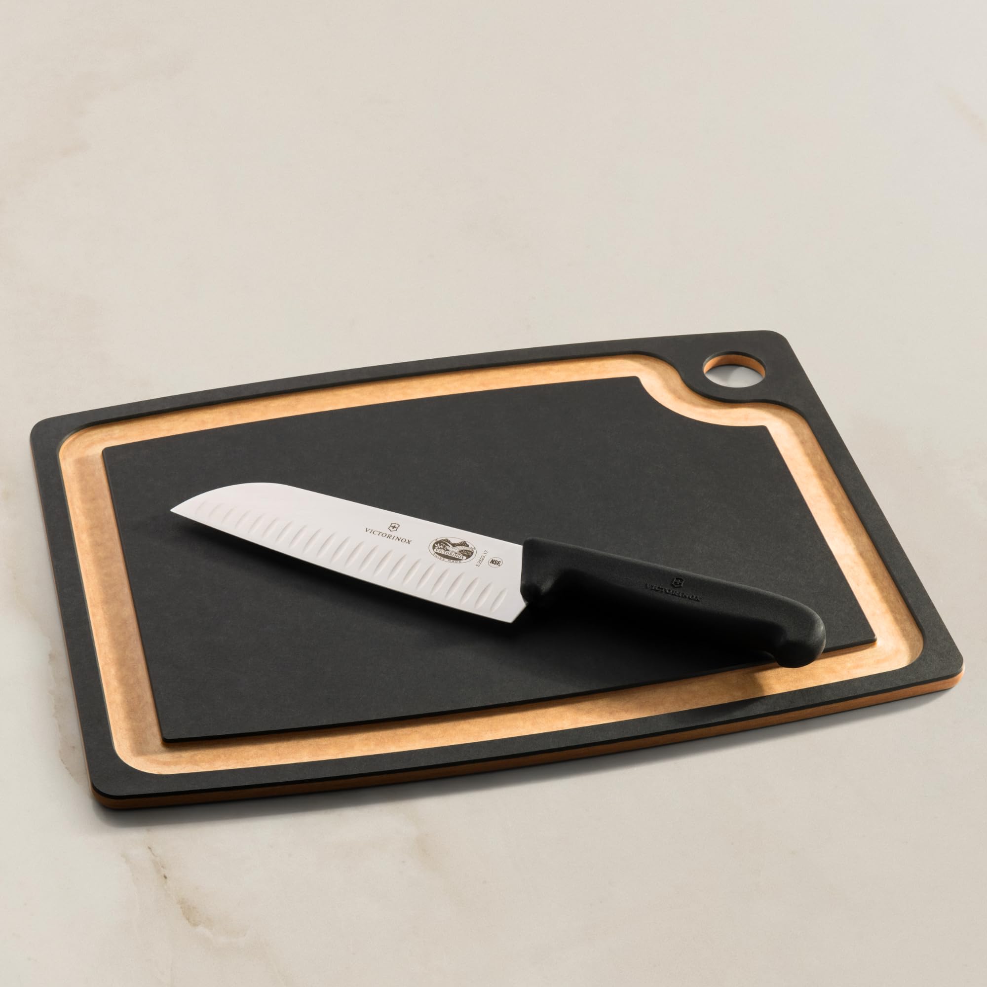 Victorinox Fibrox Santokumesser mit Kullenschliff, Japanisches Küchenmesser für Fleisch, Fisch und Gemüse, 17 cm, Scharf, HACCP geeignet, Schwarz