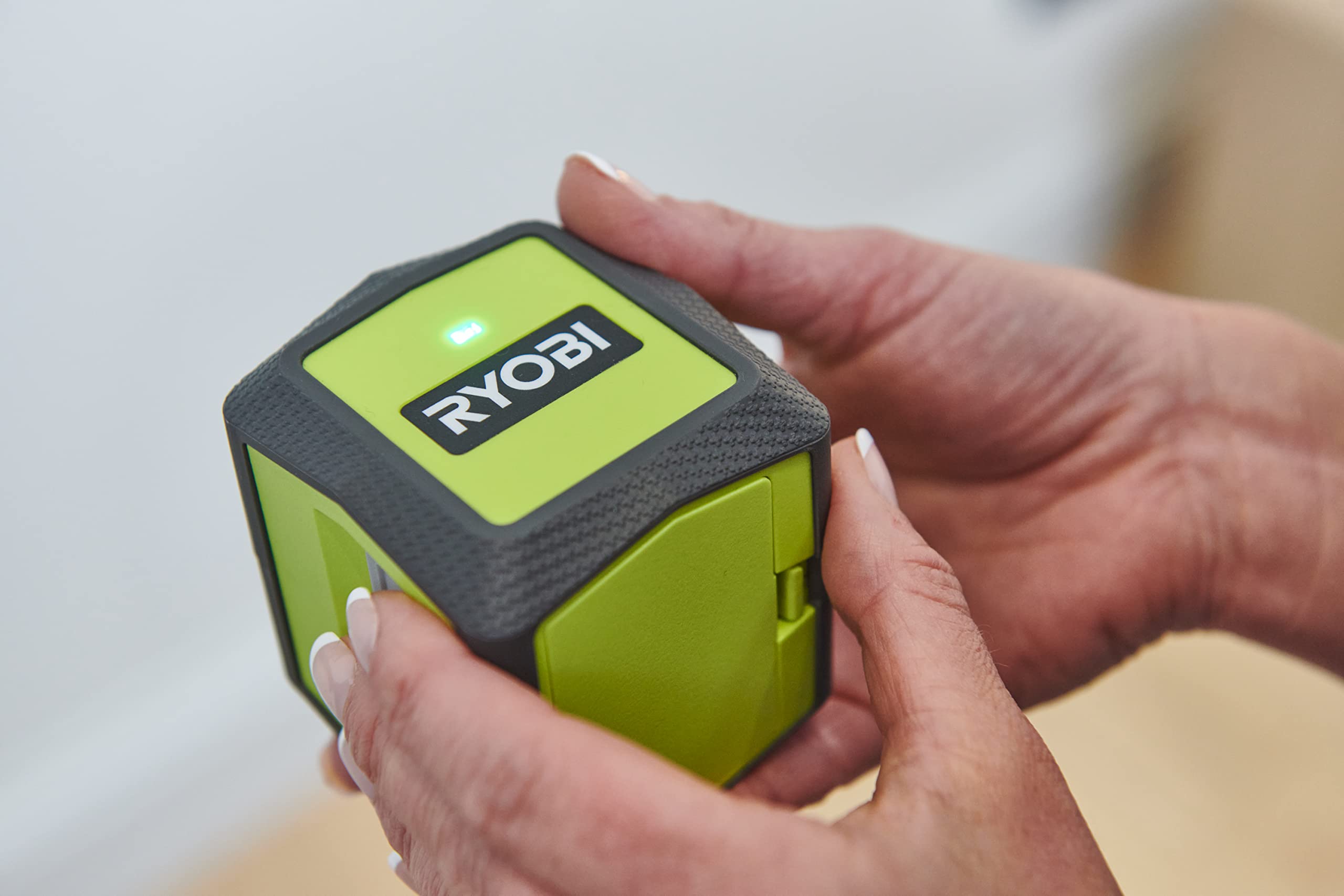 Ryobi RBCLLG2 Laser a Croce Color Verde, Livella Laser Autolivellante, con Filettatura da 1/4″, con Luce LED Inclusa