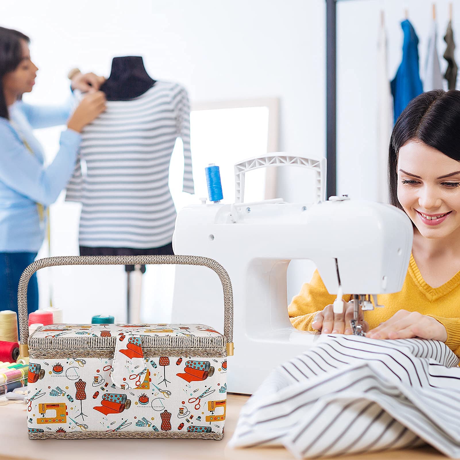 Cocoarm Panier à couture décoratif avec housse en tissu, plateau de rangement en plastique amovible, grand panier de rangement pour accessoires de couture, voyage et usage domestique