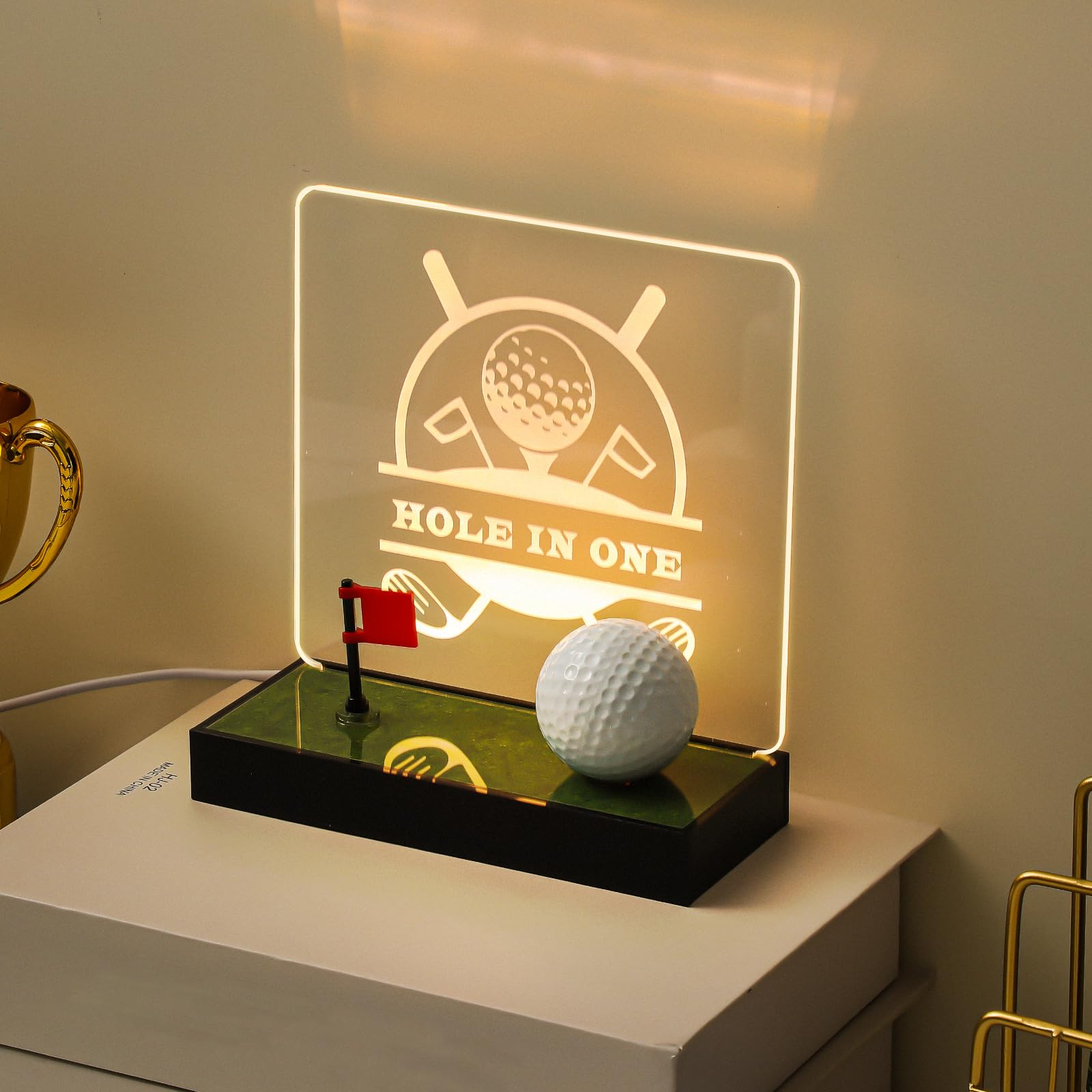 Tioncy Vitrina para pelotas de golf con agujero en uno, soporte iluminado para pelotas de golf con alimentación USB, base de madera y accesorios acrílicos, vitrinas de recuerdos para golfistas,