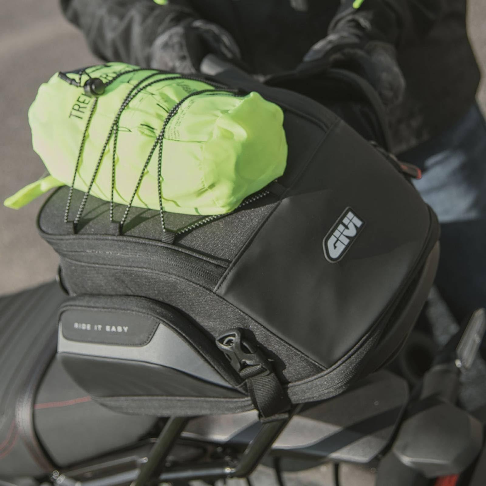 GIVI Borsa da Sella Moto EASY08 19-23L Estensibile con Copertura Antipioggia e Fissaggio a Cinghie - Nero