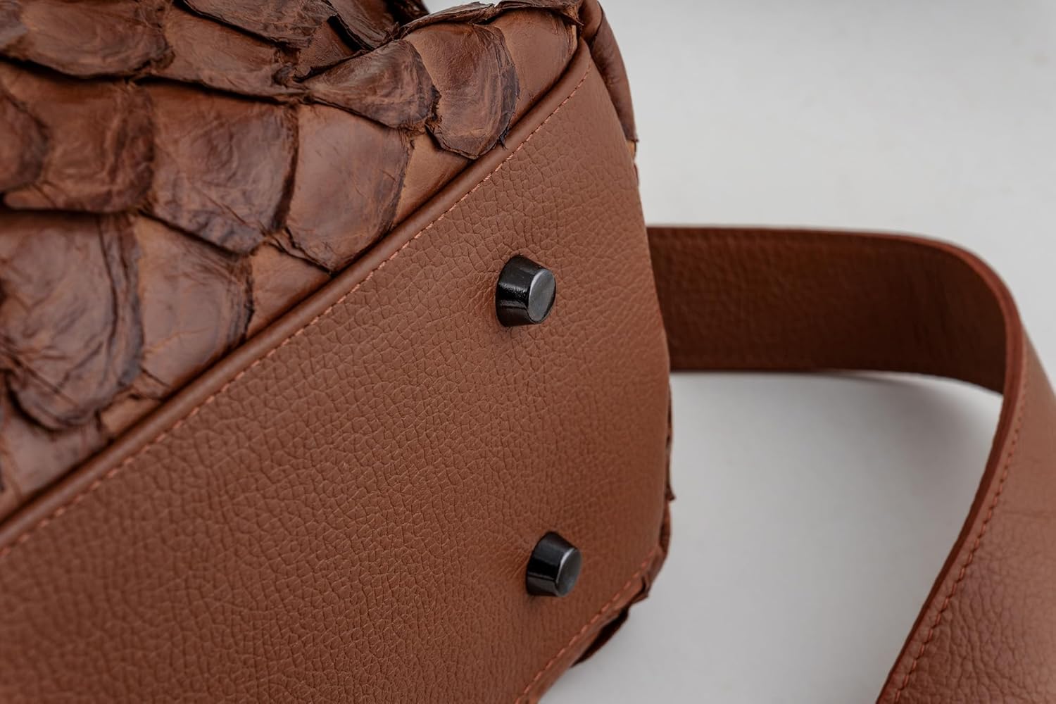 Bolsa Celine em Couro Legítimo de Pirarucu Sustentável, Tamanho Único – Marca Sool em promoção! Veja a oferta e mais achadinhos de Bolsas 8 Hoje é o melhor dia para comprar Bolsa Celine em Couro Legítimo de Pirarucu Sustentável, Tamanho Único – Marca Sool com aquele preço maroto! Promoção! Aproveite a oferta! 8