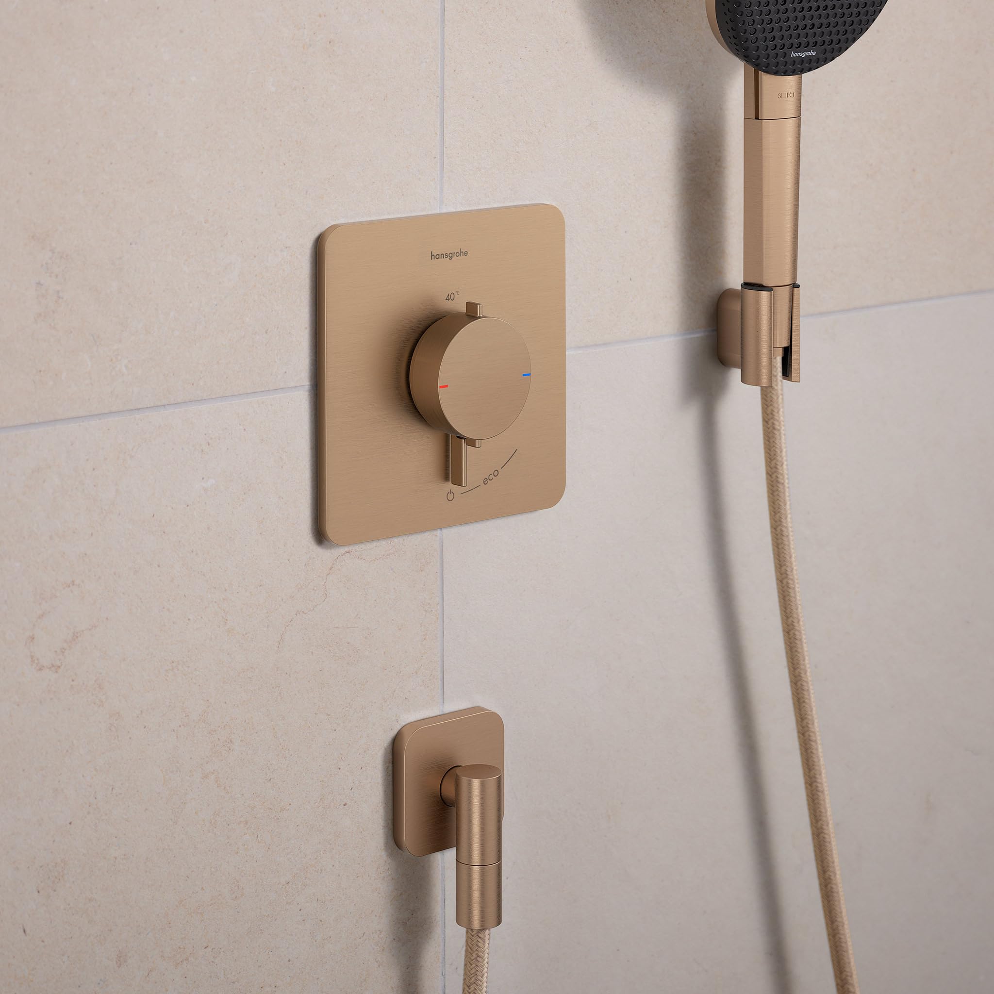 hansgrohe FixFit Fine Q - przyłącze węża prysznicowego, uniwersalne przyłącze ścienne z zaworem zwrotnym, łuk przyłączeniowy do ściany, szczotkowany brąz, 28884140