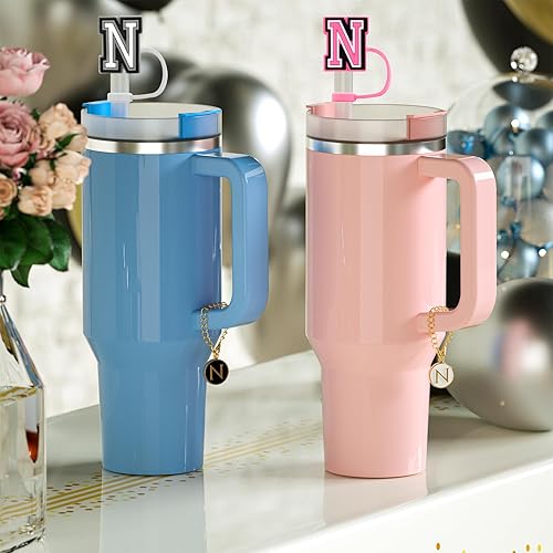 Miniatura 2 de Utuichuo Tapa de popote de 0.394 in para copa Stanley, 30 onzas, 40 onzas, inicial, con 2 dijes de letras, accesorios para dije de identificación