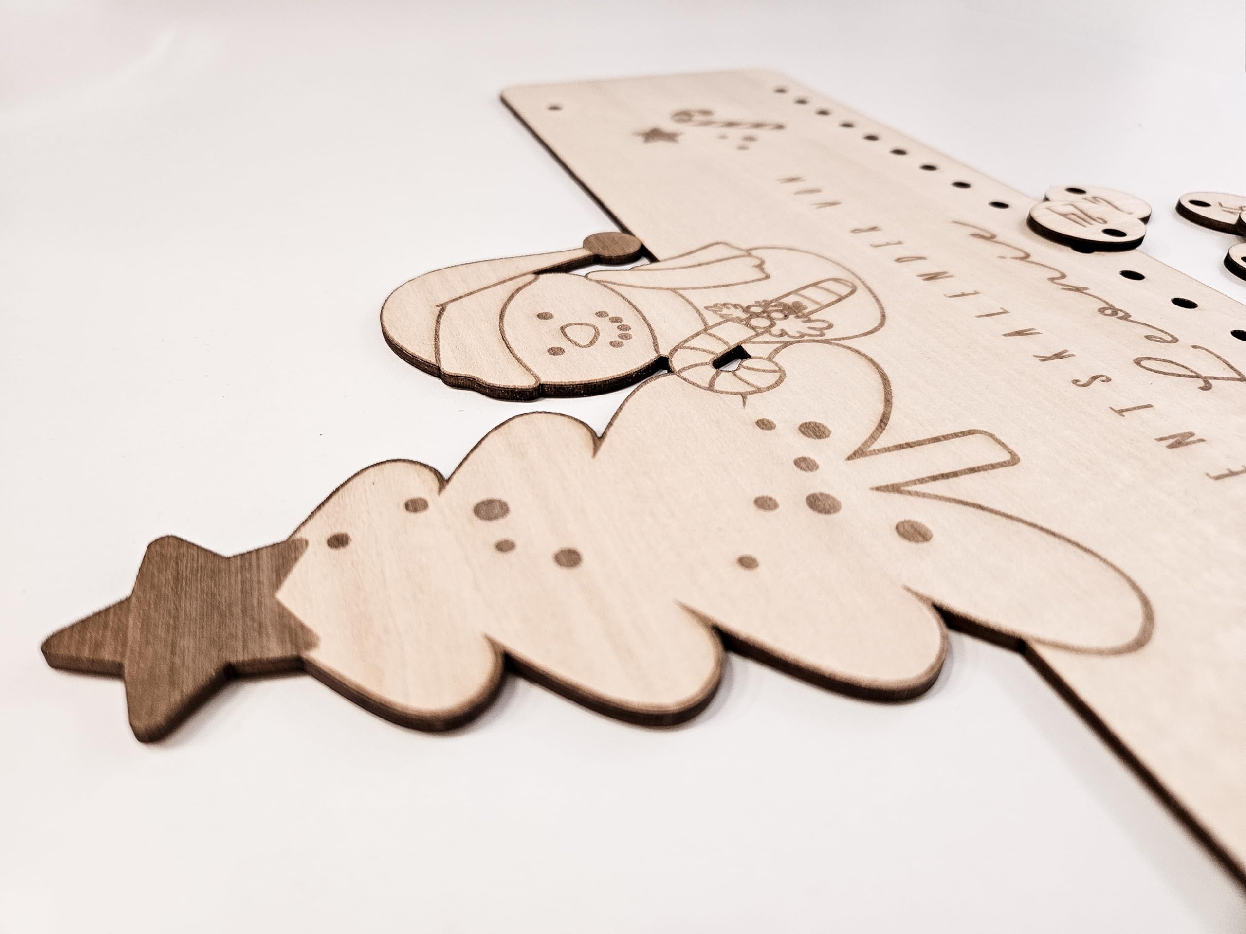 Personalisierter Adventskalender aus Holz zum Befüllen – Nachhaltige Weihnachtsdeko im skandinavischen Stil – Wiederverwendbarer Adventskalender mit Gravur - Set mit Jutesäckchen und Lederbändern