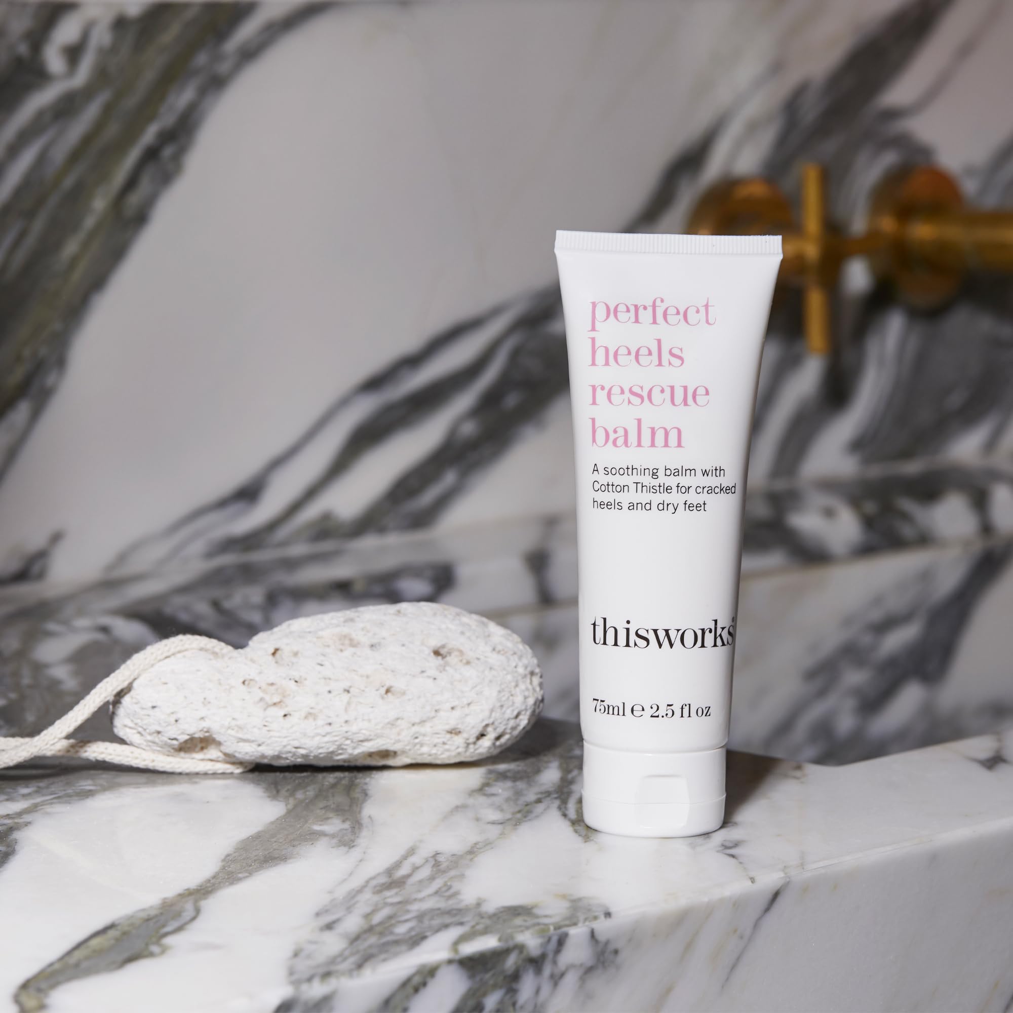 This Works Perfect Heels Rescue Balm, 75 ml – Crema natural para pies con aceites esenciales de algodón de cardo, limón y lavanda para talones agrietados y piel seca
